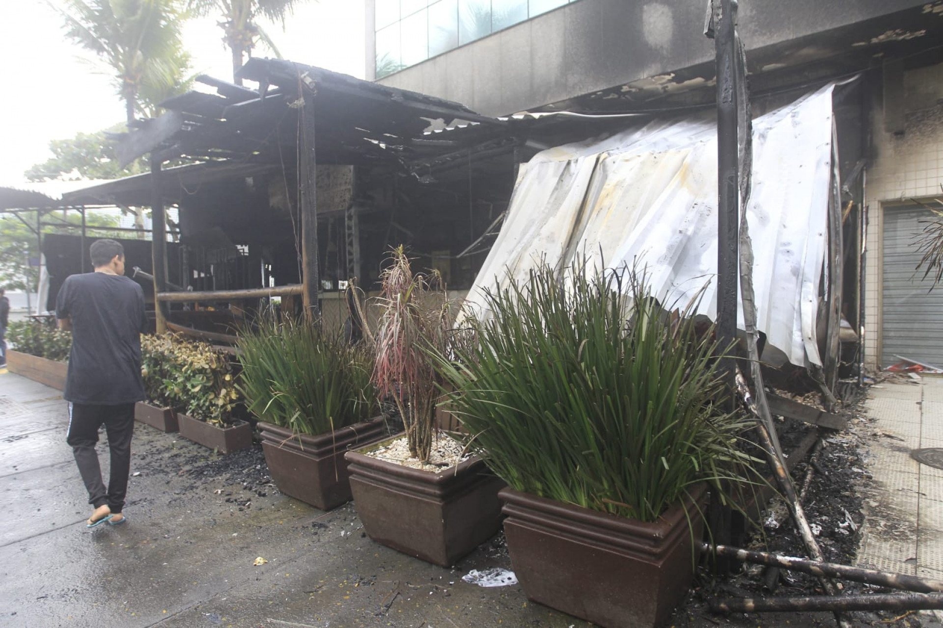 Moradores da Avenida Guilherme Almeida se assustaram com o incêndio - Reginaldo Pimenta / Agência O Dia