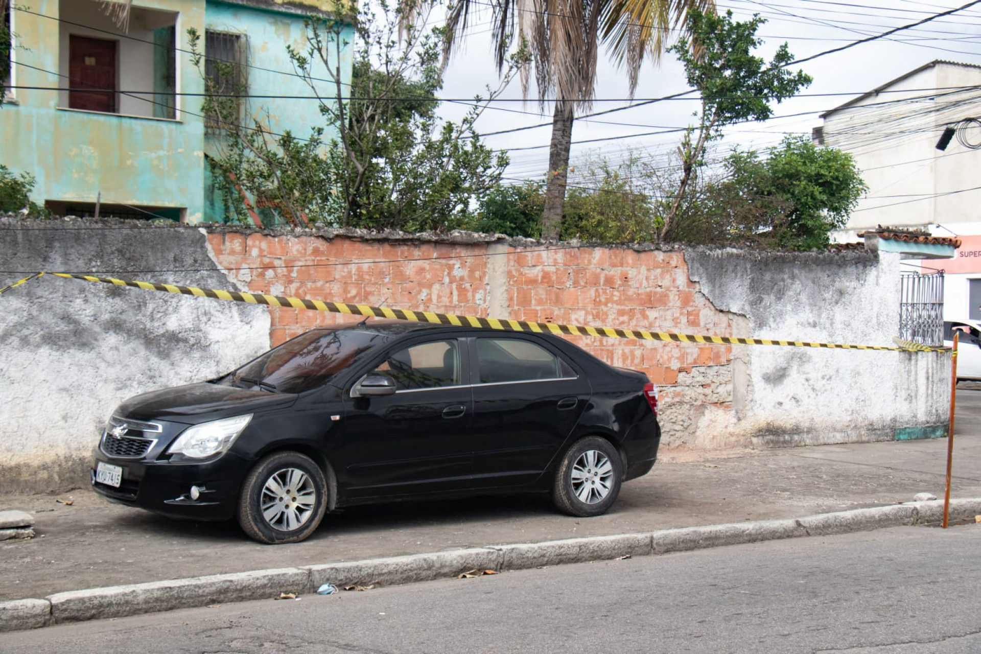Corpos foram encontrados dentro de um veículo deixado estacionado na calçada - Érica Martin/Agência O DIA