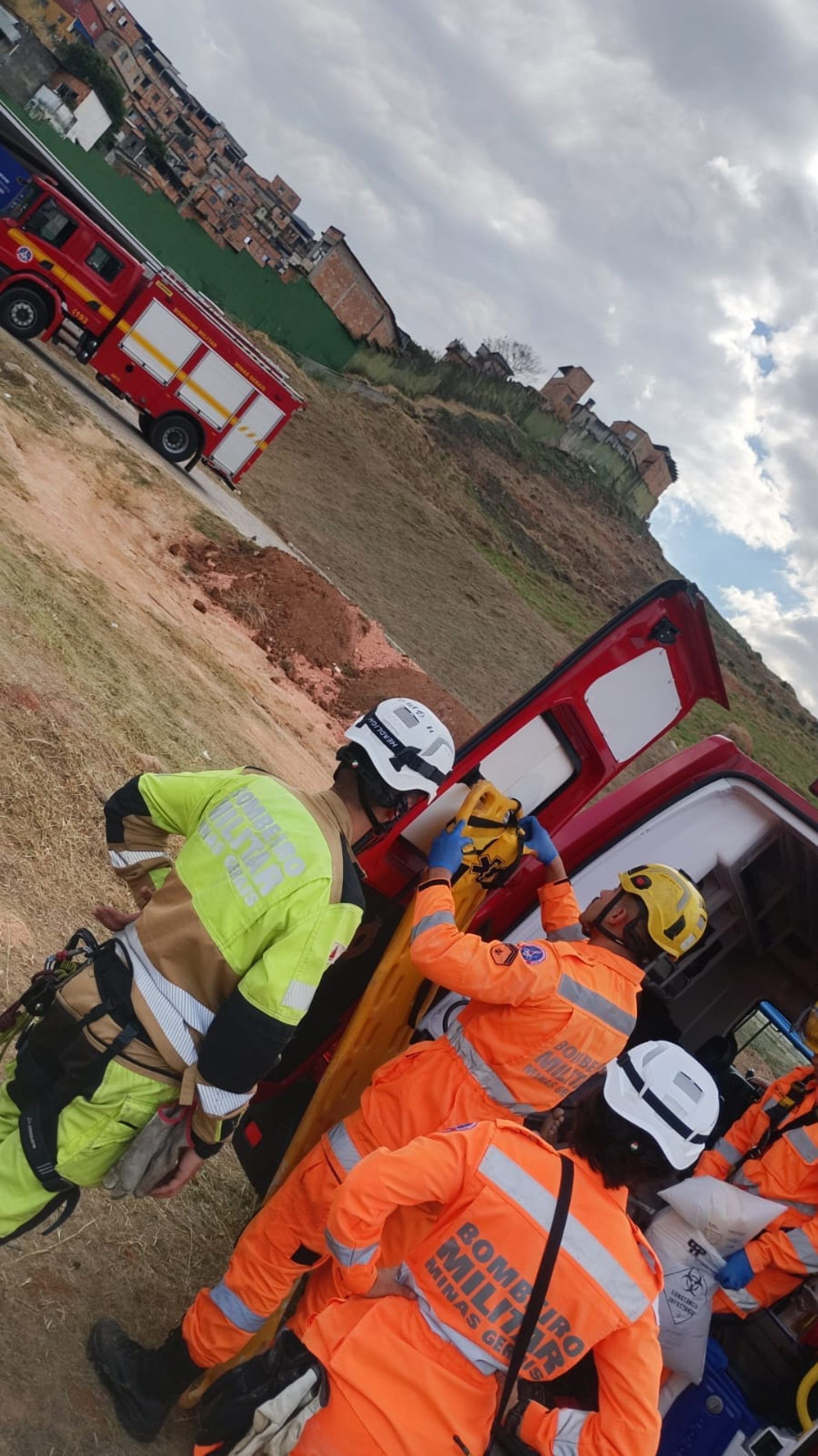 Bombeiros tiveram que usar t&eacute;cnica de rapel para resgatar coveiro - Divulga&ccedil;&atilde;o / CBMMG