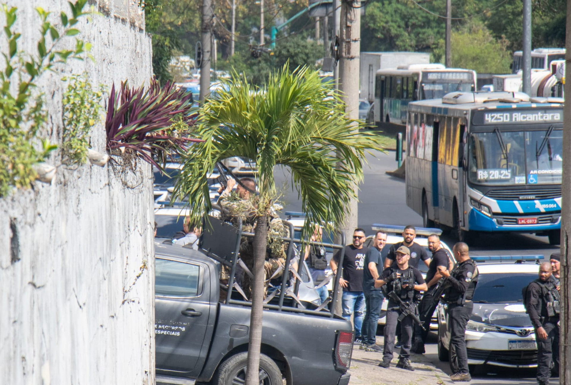 Ataque a policiais civis na Avenida Brasil mobilizou centenas de agentes, nesta quarta-feira (8) - Érica Martin / Agência O DIA