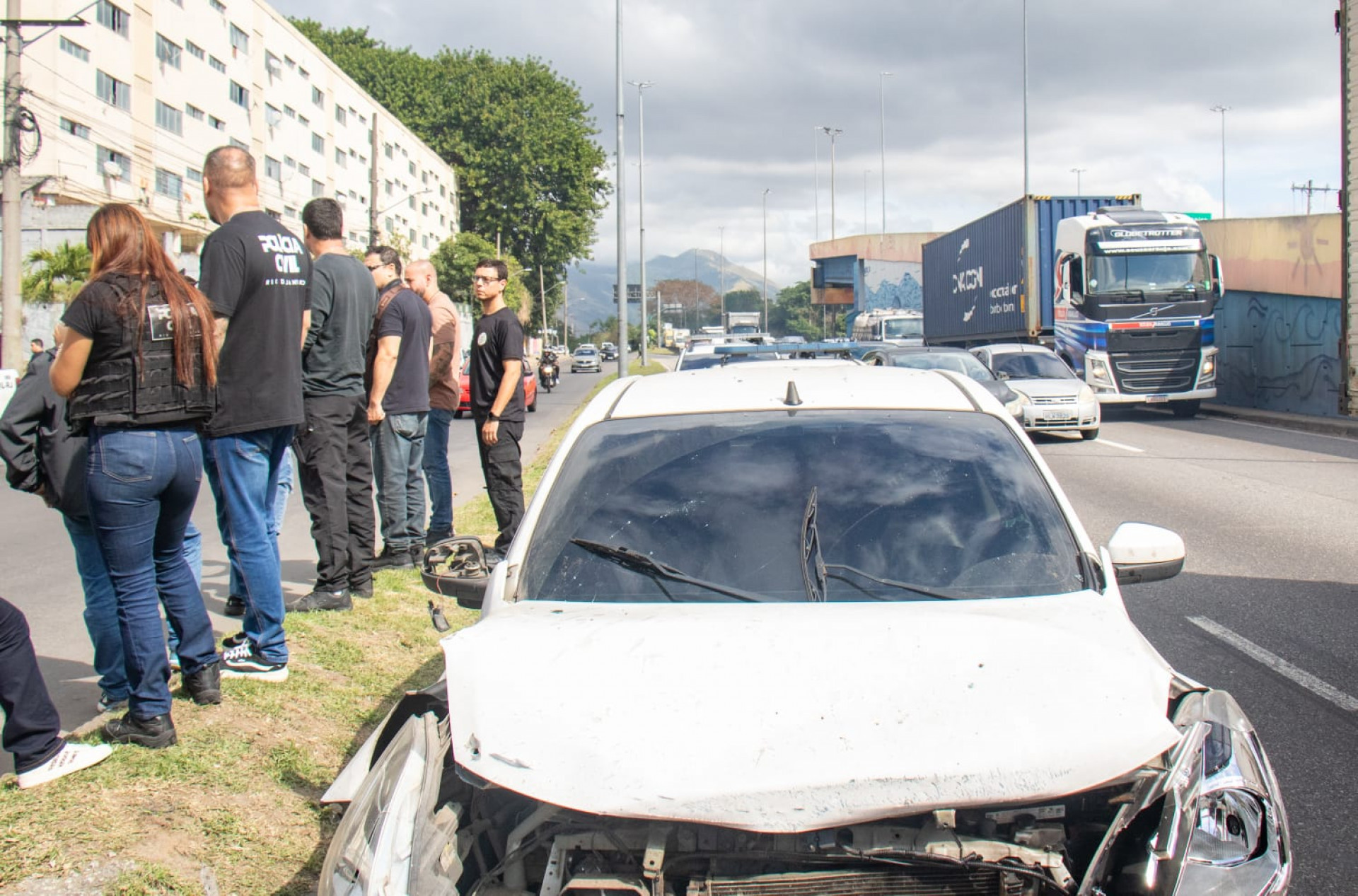 Ataque a policiais civis na Avenida Brasil mobilizou centenas de agentes, nesta quarta-feira (8) - Érica Martin / Agência O DIA