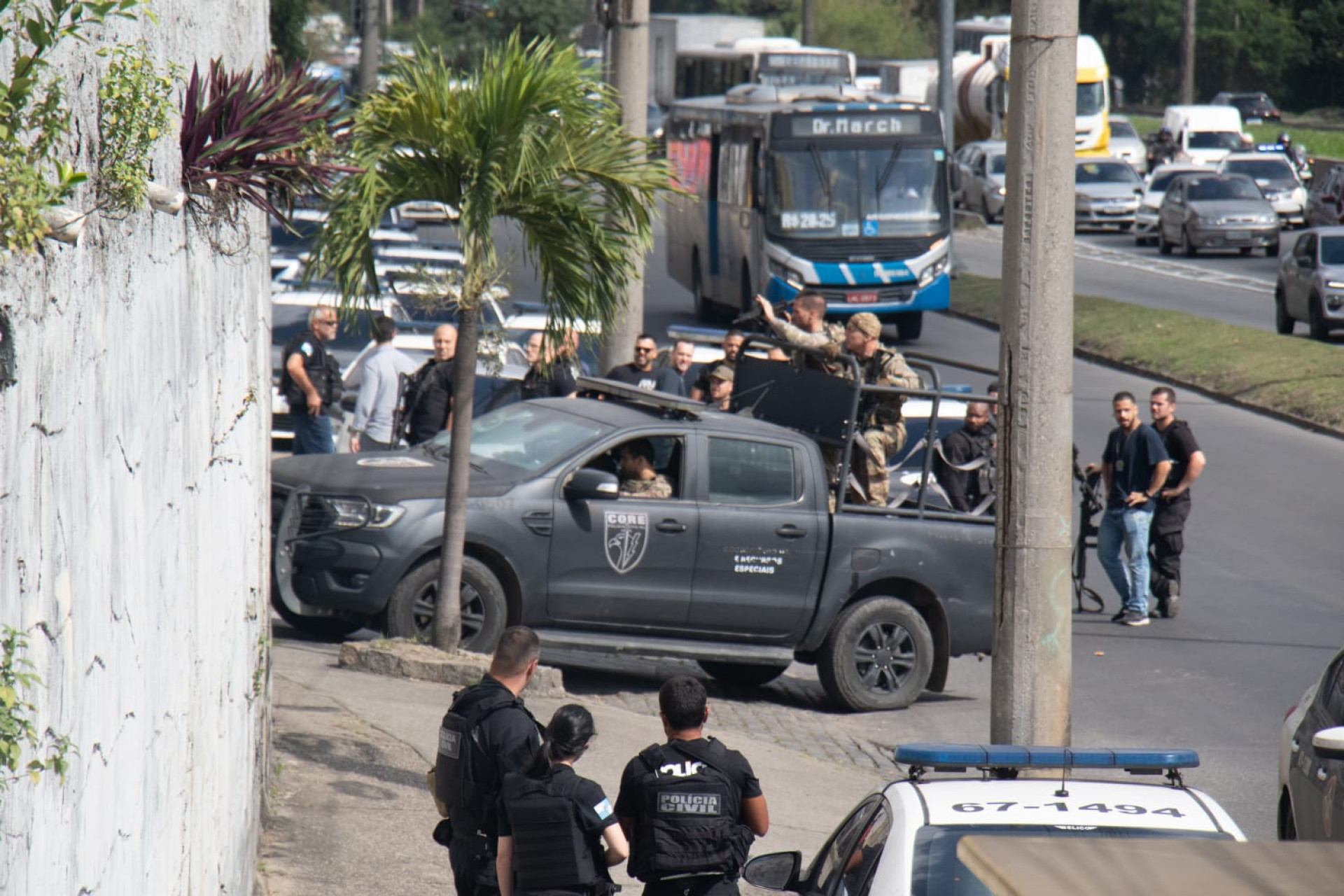 Ataque a policiais civis na Avenida Brasil mobilizou centenas de agentes, nesta quarta-feira (8) - Érica Martin / Agência O DIA