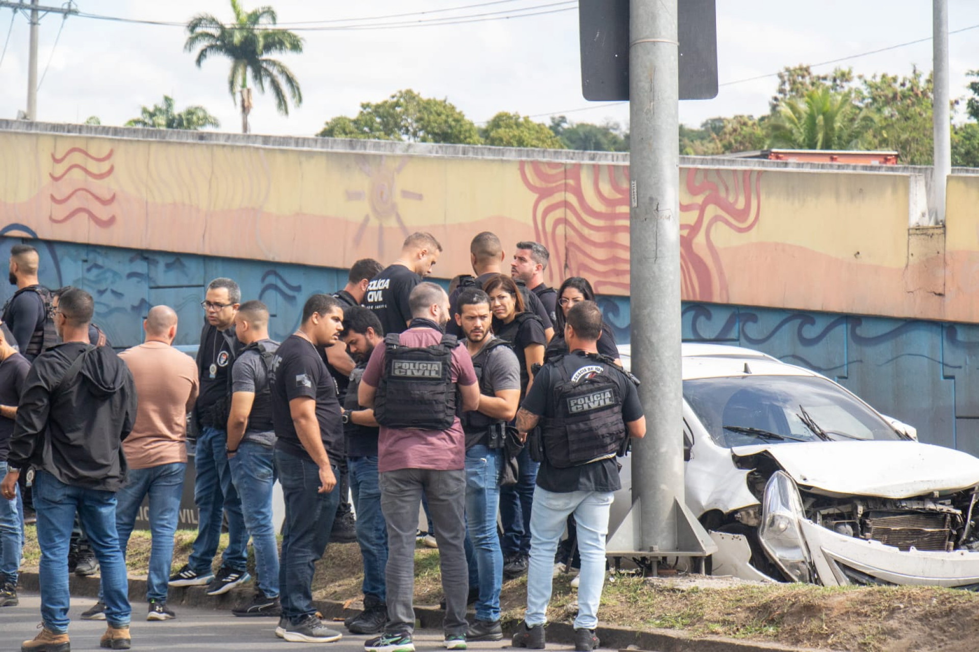 Ataque a policiais civis na Avenida Brasil mobilizou centenas de agentes, nesta quarta-feira (8) - Érica Martin / Agência O DIA
