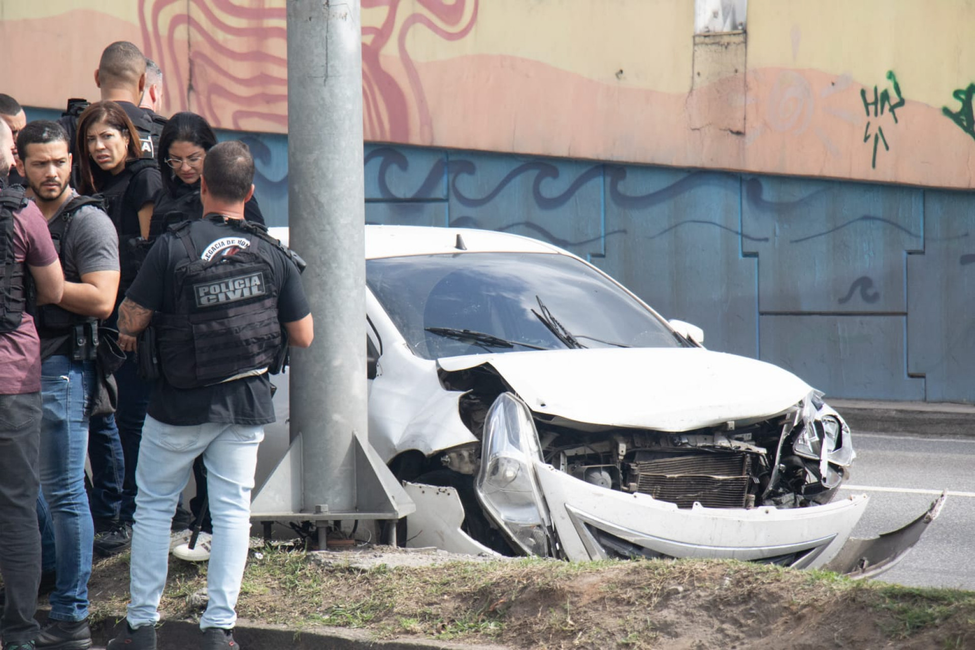 Ataque a policiais civis na Avenida Brasil mobilizou centenas de agentes, nesta quarta-feira (8) - Érica Martin / Agência O DIA