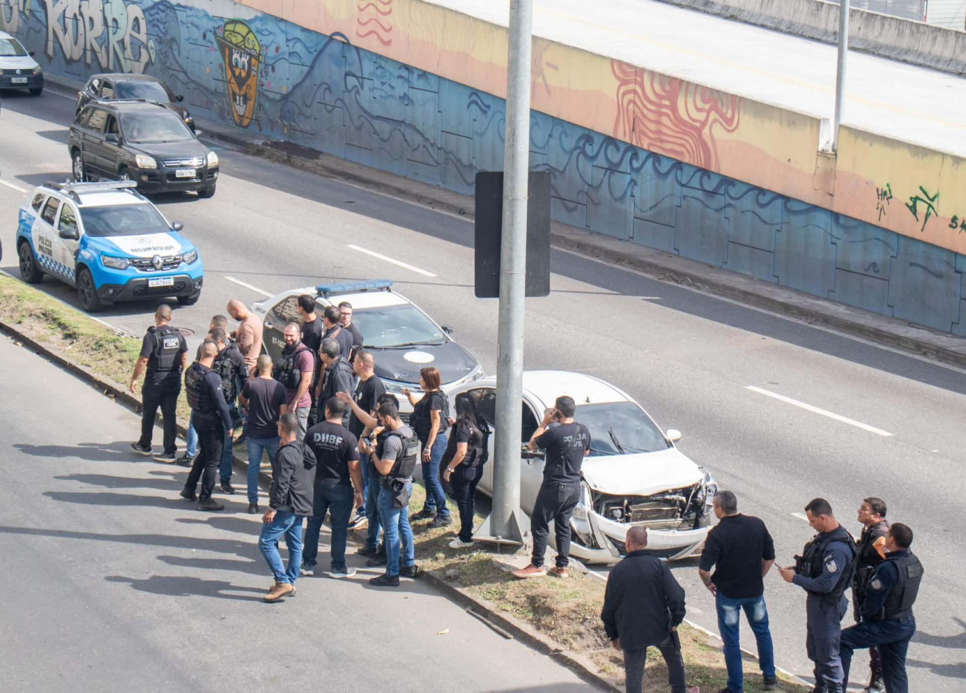 Ataque a policiais civis na Avenida Brasil mobilizou centenas de agentes, nesta quarta-feira (8) - Érica Martin / Agência O DIA