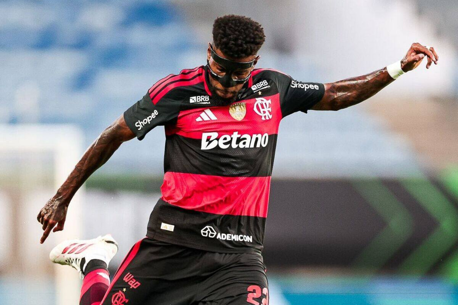 Emerson Royal confirma proposta, mas diz: “cabe&ccedil;a no Flamengo”