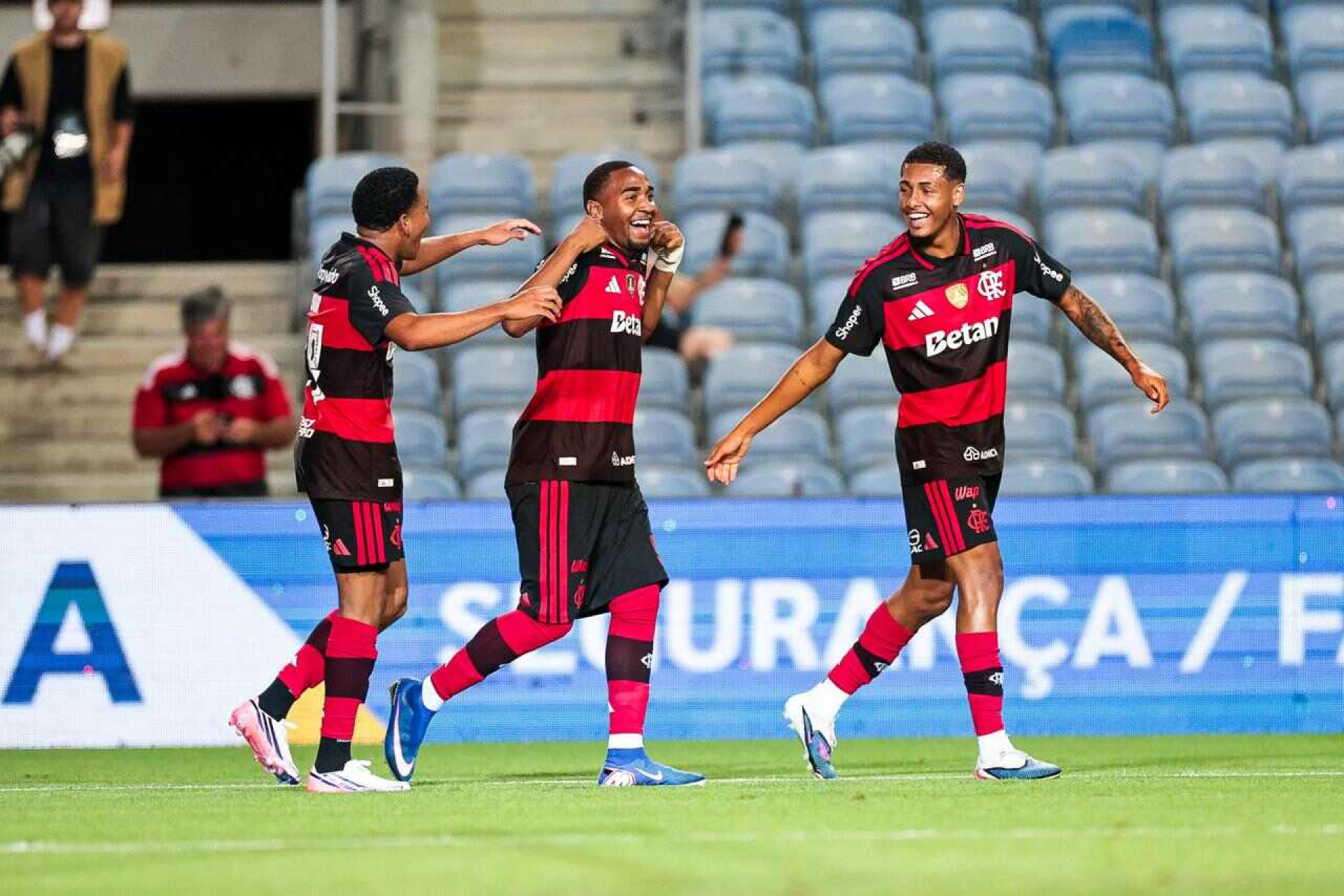 Jardim elogia jovens e aponta que cultura do Flamengo dificulta uso da base