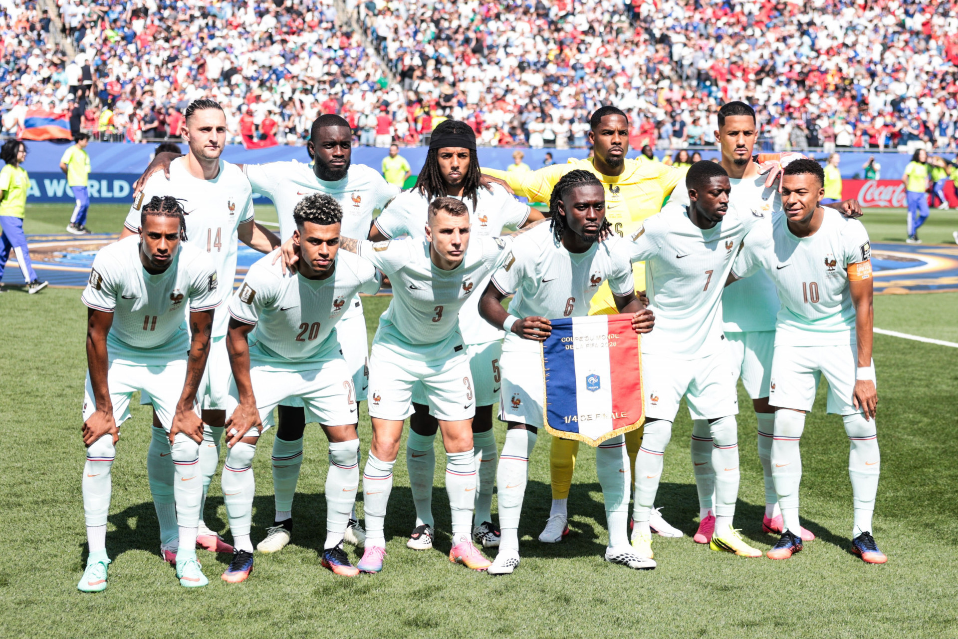 Jogadores da França posam para uma foto de equipe antes da partida das quartas de final da Copa do Mundo da FIFA, entre França x Marrocos, no Estádio de Boston, em Foxborough, Estados Unidos, nesta quinta-feira (09). - Vanessa Carvalho/Parceiro/Agência O Dia