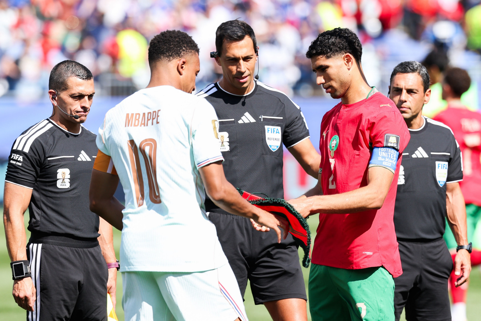Kylian Mbappe, jogador da França, e Achraf Hakimi, jogador do Marrocos, durante a partida das quartas de final da Copa do Mundo da FIFA, entre França x Marrocos, no Estádio de Boston, em Foxborough, Estados Unidos, nesta quinta-feira (09). - Vanessa Carvalho/Parceiro/Agência O Dia