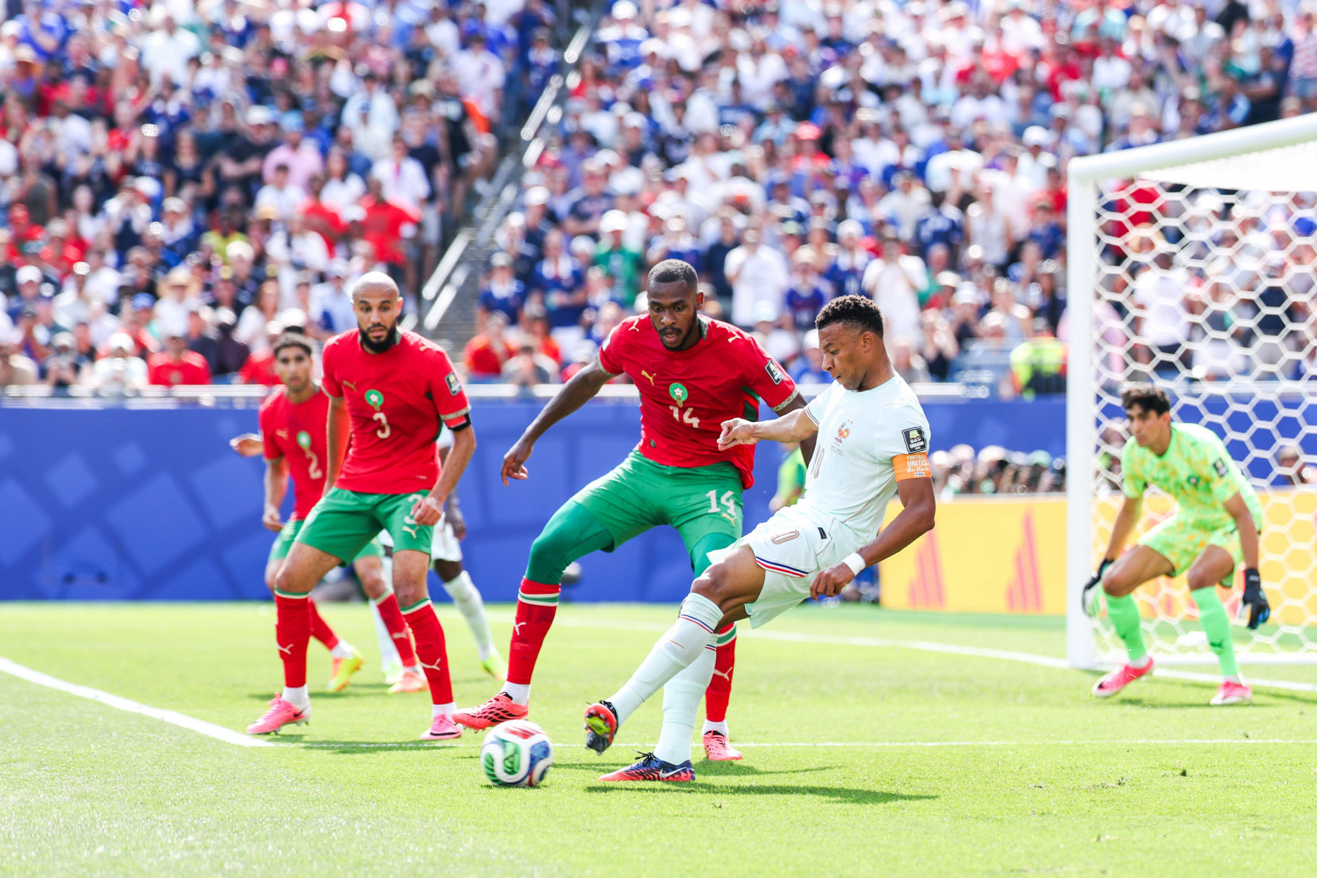 Kylian Mbappe, jogador da França, e Issa Diop, jogador do Marrocos, durante a partida das quartas de final da Copa do Mundo da FIFA, entre França x Marrocos, no Estádio de Boston, em Foxborough, Estados Unidos, nesta quinta-feira (09). - Vanessa Carvalho/Parceiro/Agência O Dia
