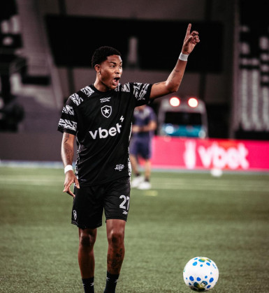 De olho na Copa, lateral do Botafogo destaca evolução do futebol belga