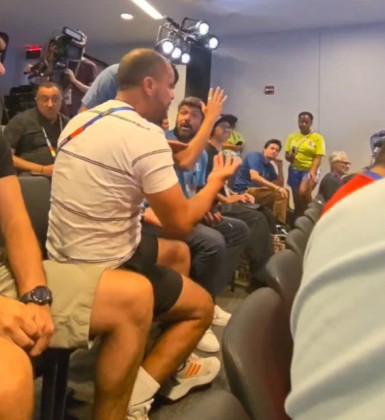 Vídeo! Repórter da Globo se envolve em discussão durante coletiva