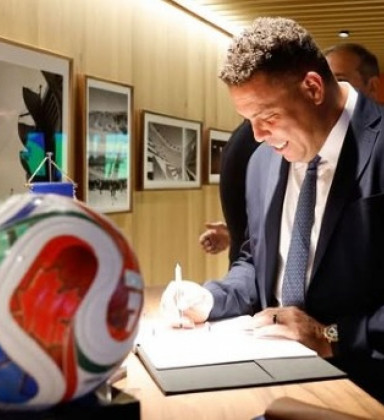 Ronaldo manda mensagem para Neymar: 'Não decida nada agora'