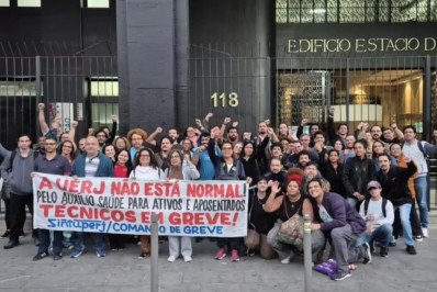 Servidores da Uerj fazem ato e cobram aumento do auxílio-saúde