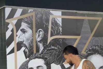 Vídeo! Alex Telles reage a homenagem em mural no Nilton Santos