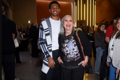 Sessão VIP de peça de Regina Casé reúne famosos em São Paulo; fotos
