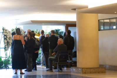 Familiares e amigos se despedem do ator Edward Boggiss no Rio