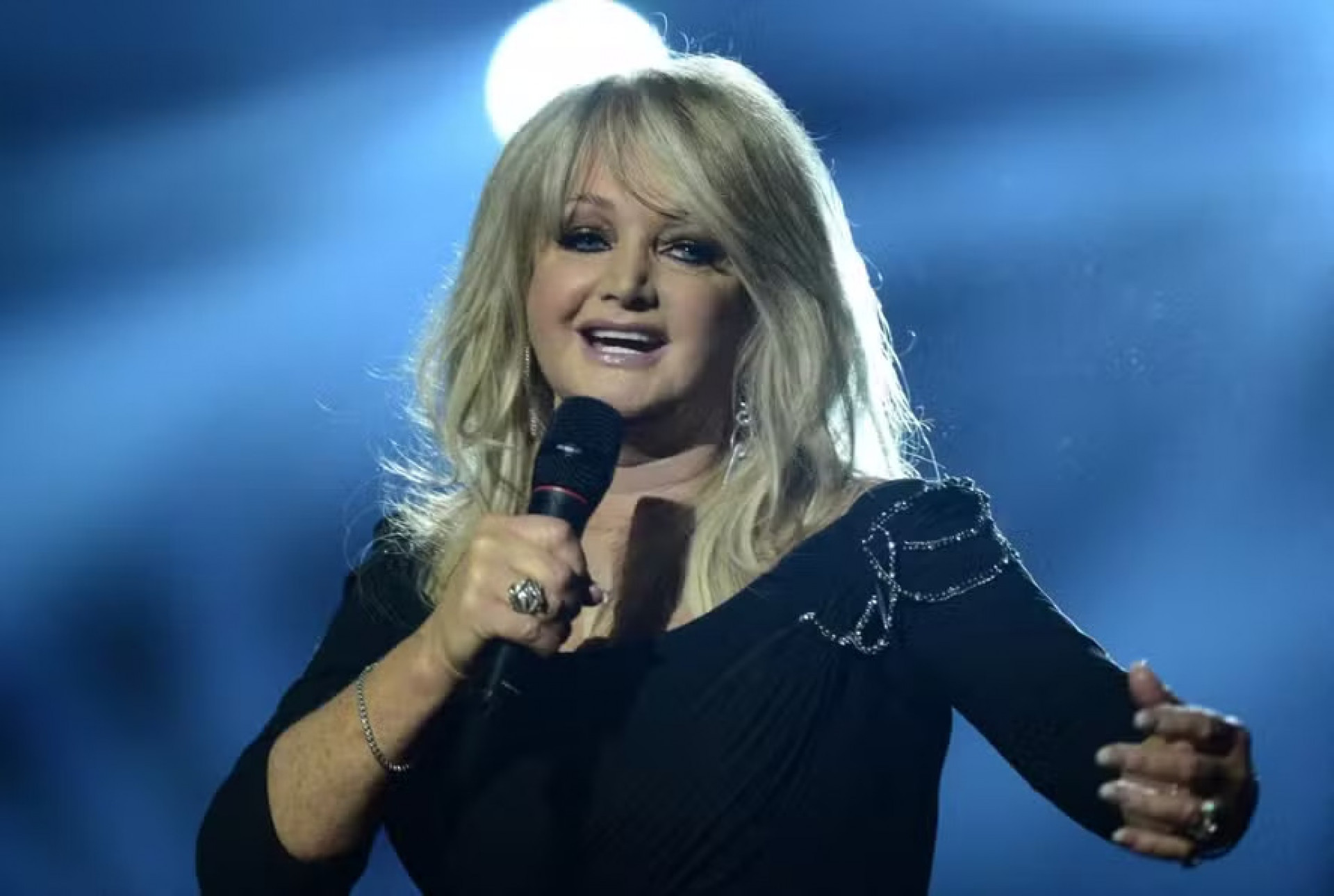 Bonnie Tyler se tornou uma das artistas britânicas de maior sucesso comercial nas décadas de 1970 e 1980 - AFP