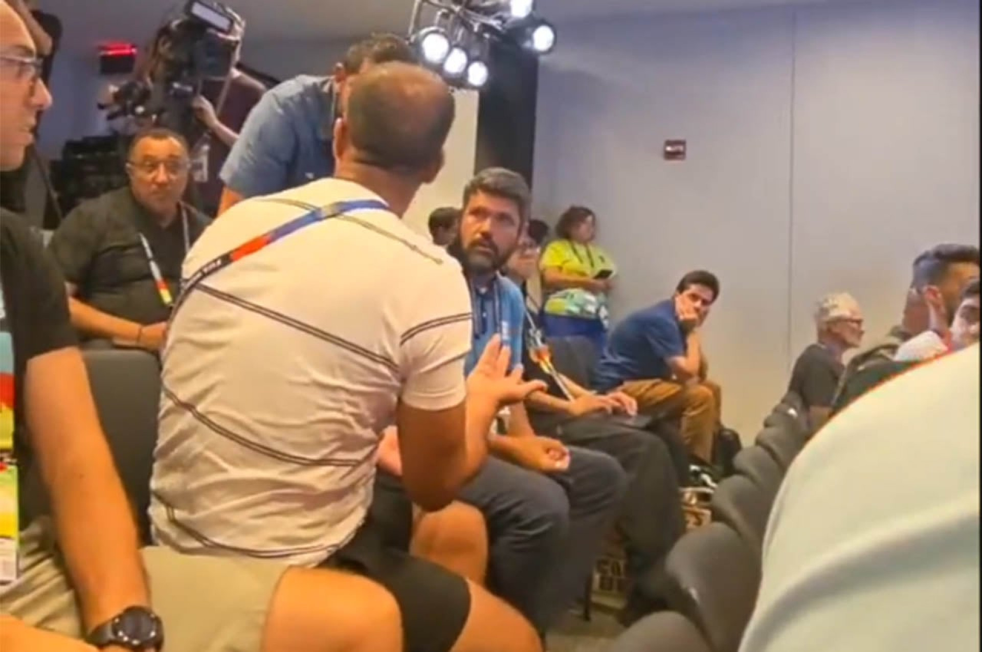 Rep&oacute;rter da Globo d&aacute; detalhes de discuss&atilde;o em coletiva: “Achou que eu era franc&ecirc;s”