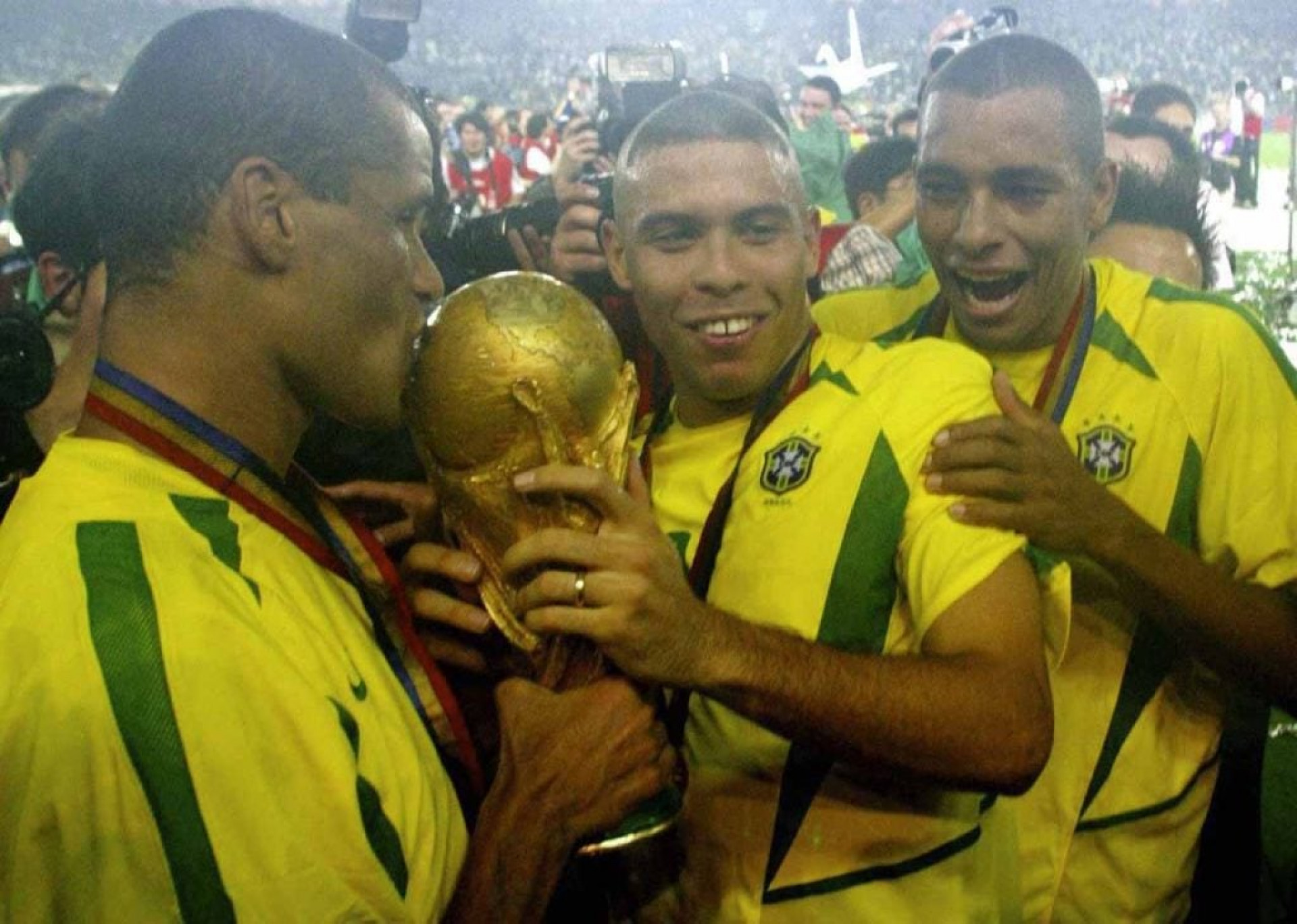 Mbapp&eacute; e Demb&eacute;l&eacute; igualam marca de dupla do penta do Brasil em 2002