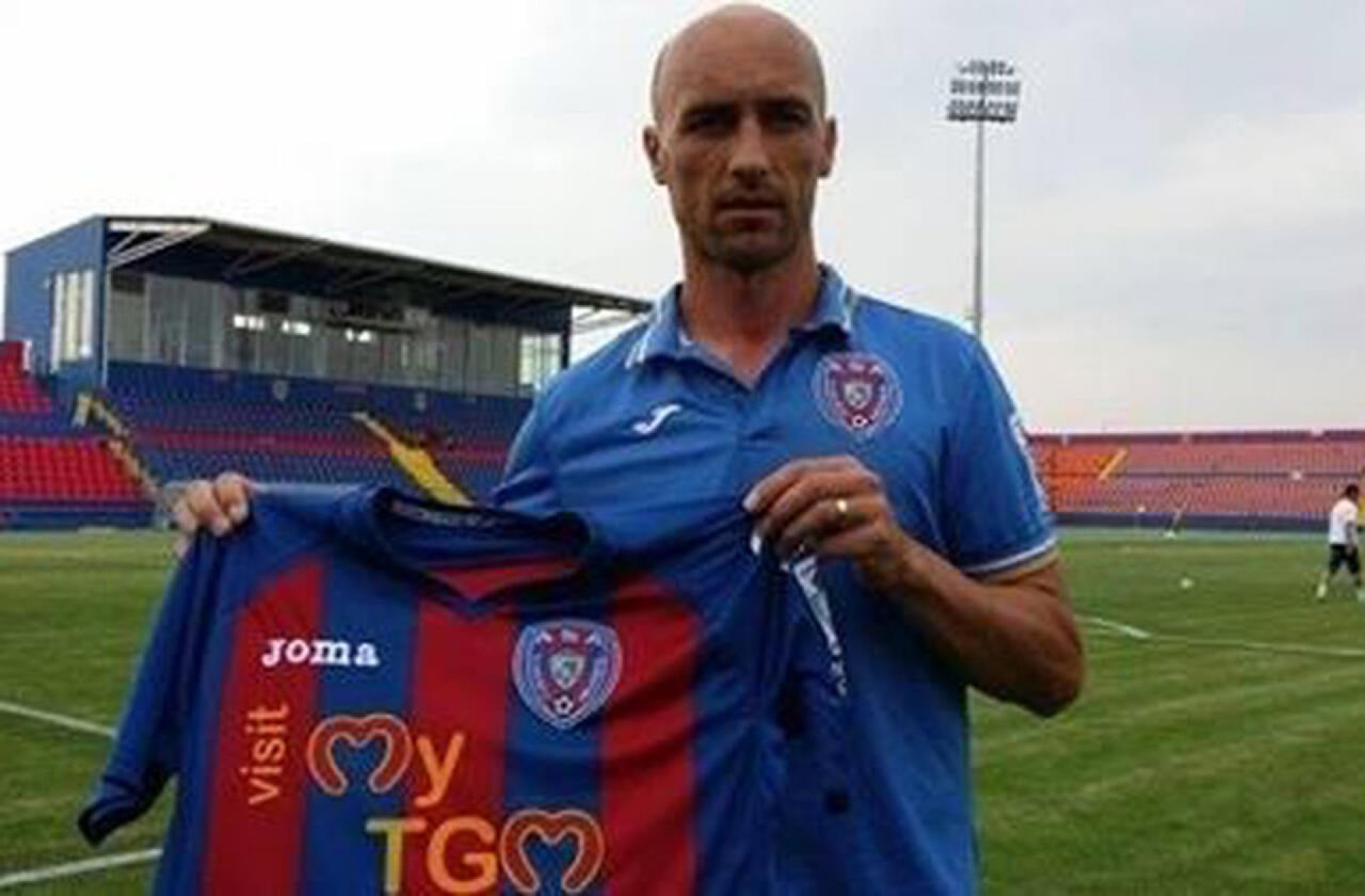 Ex-jogador da sele&ccedil;&atilde;o da Rom&ecirc;nia morre aos 44 anos por afogamento