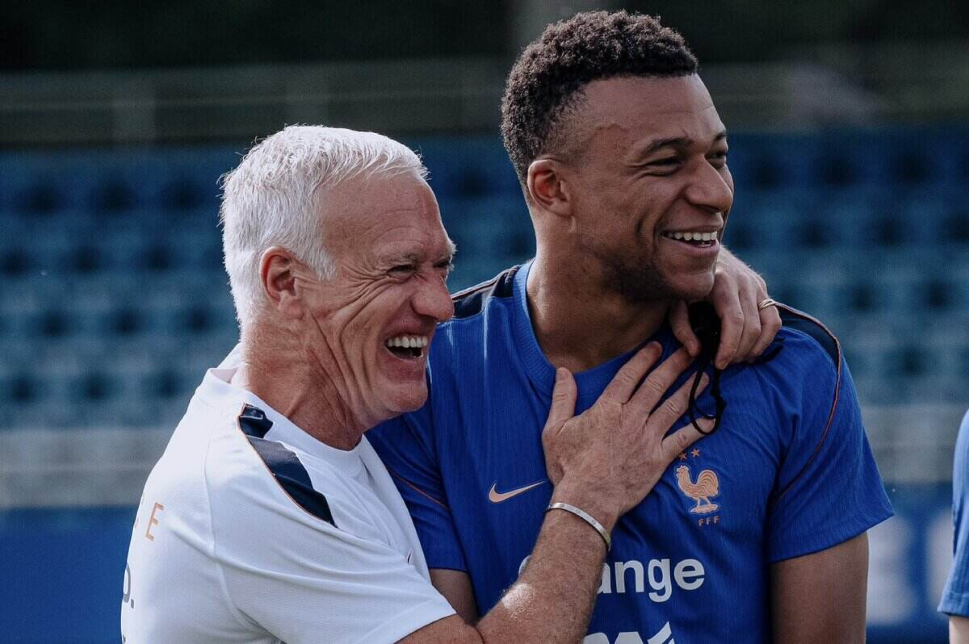 Alheio a pol&ecirc;micas, Deschamps avan&ccedil;a por um final apote&oacute;tico na Fran&ccedil;a