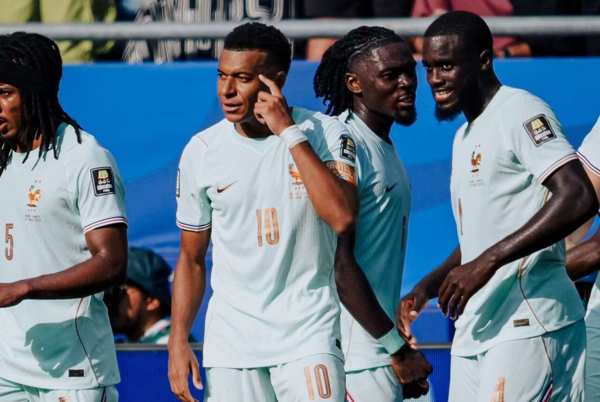 Fran&ccedil;a amassa o Marrocos, faz 2 a 0 e se poupa para a semifinal
