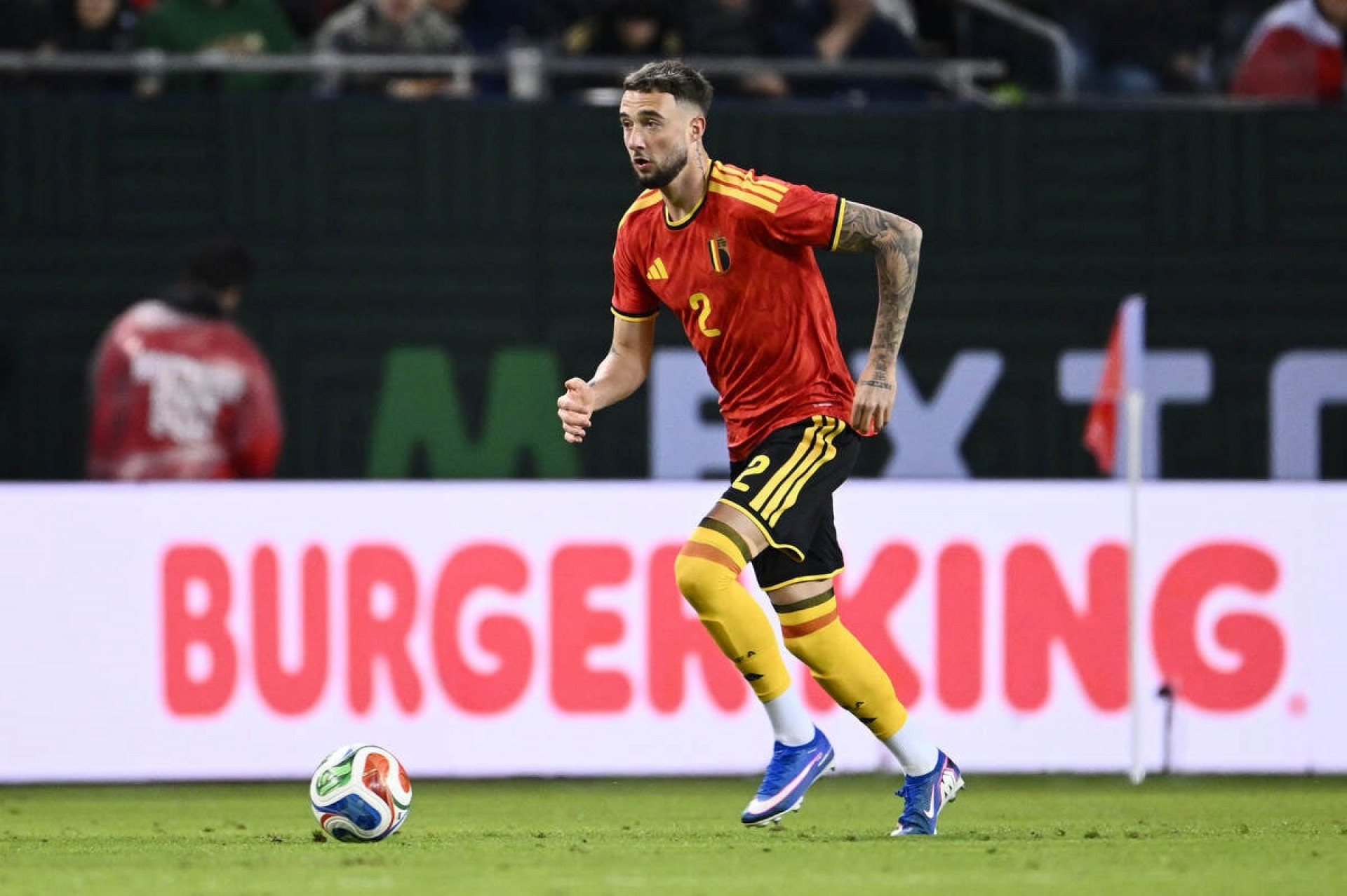 Clube veta e zagueiro da B&eacute;lgica vira desfalque contra a Espanha