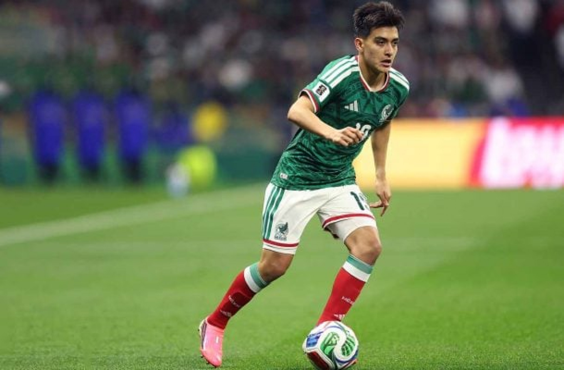Gilberto Mora se forma no ensino m&eacute;dio ap&oacute;s disputar a Copa pelo M&eacute;xico