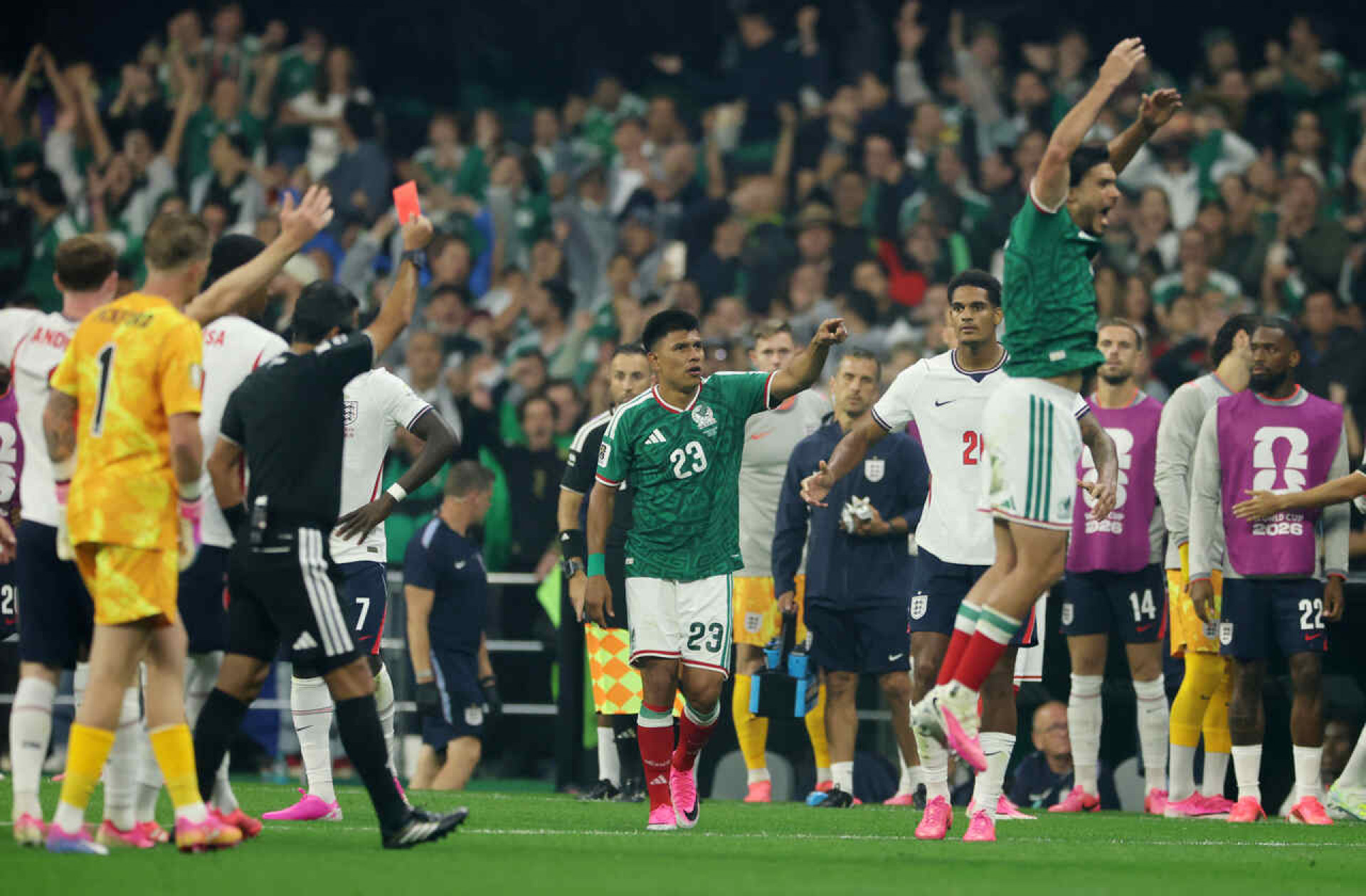 Defensor da Inglaterra &eacute; suspenso por dois jogos e volta apenas em eventual final