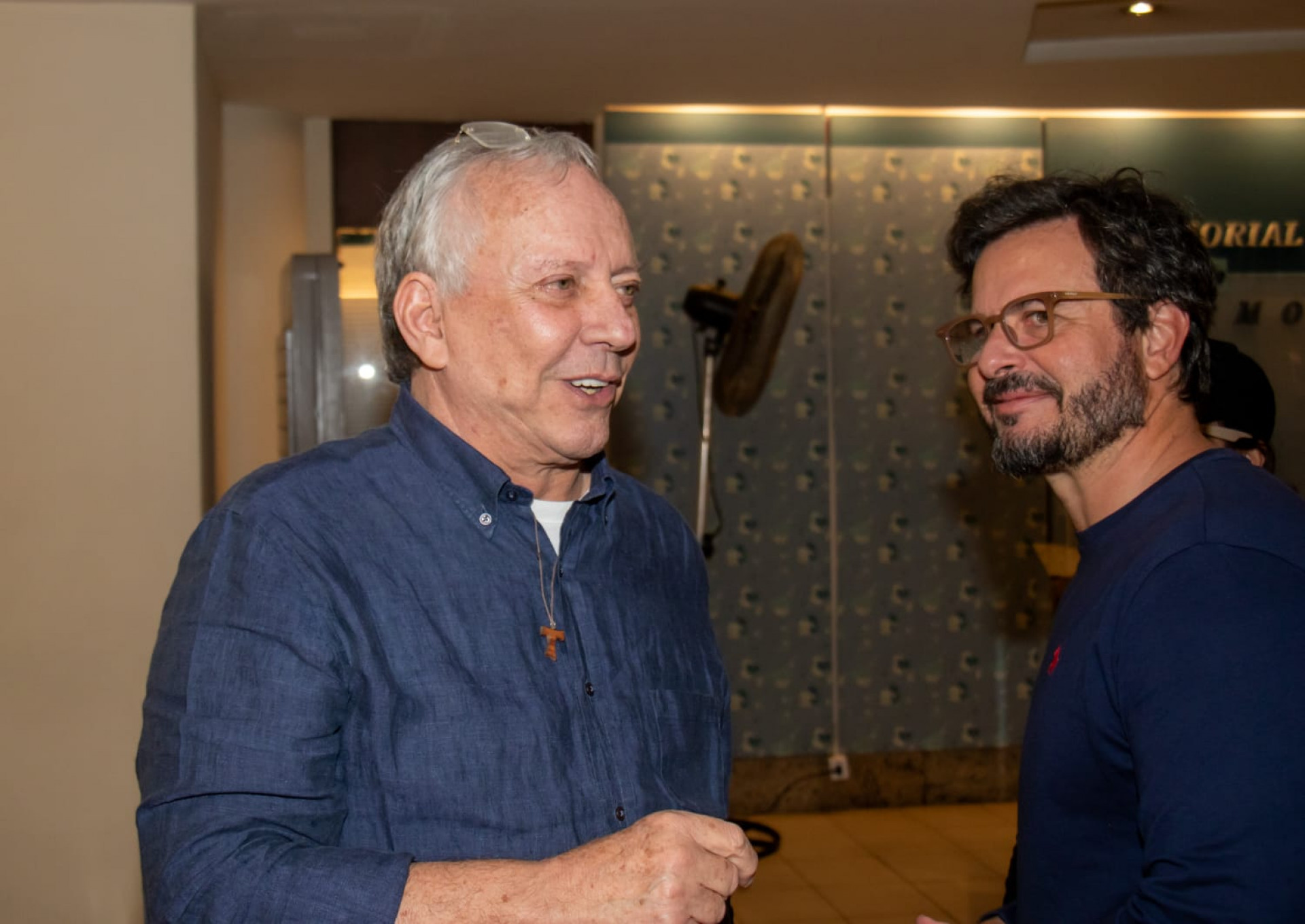 Roberto Boggiss (esquerda) e Pedro Garcia Netto (direita) lembram com carinho de Edward Boggiss - Érica Martin / Agência O Dia