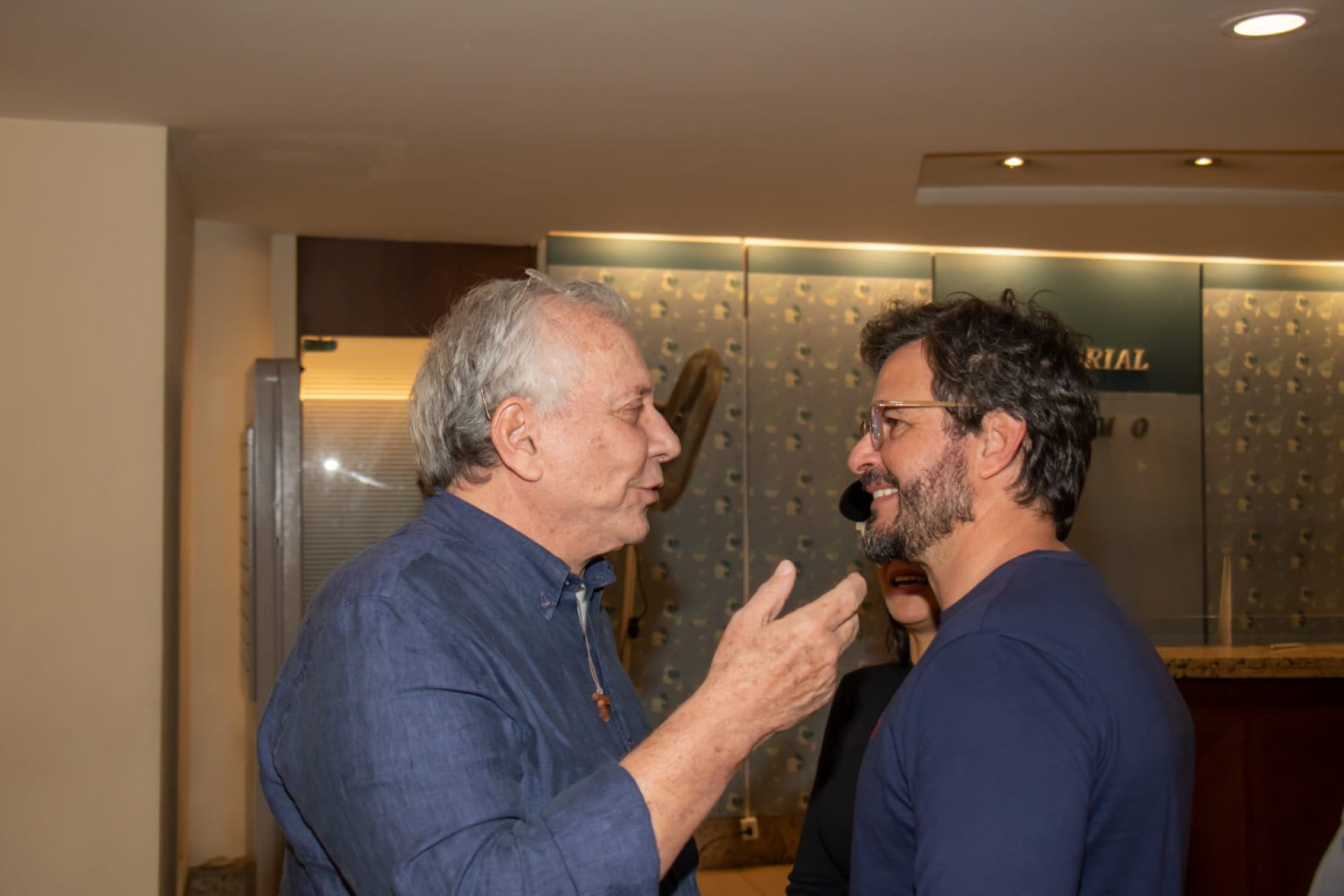 Roberto Boggiss (esquerda) e Pedro Garcia Netto (direita) lembram com carinho de Edward Boggiss - Érica Martin / Agência O Dia