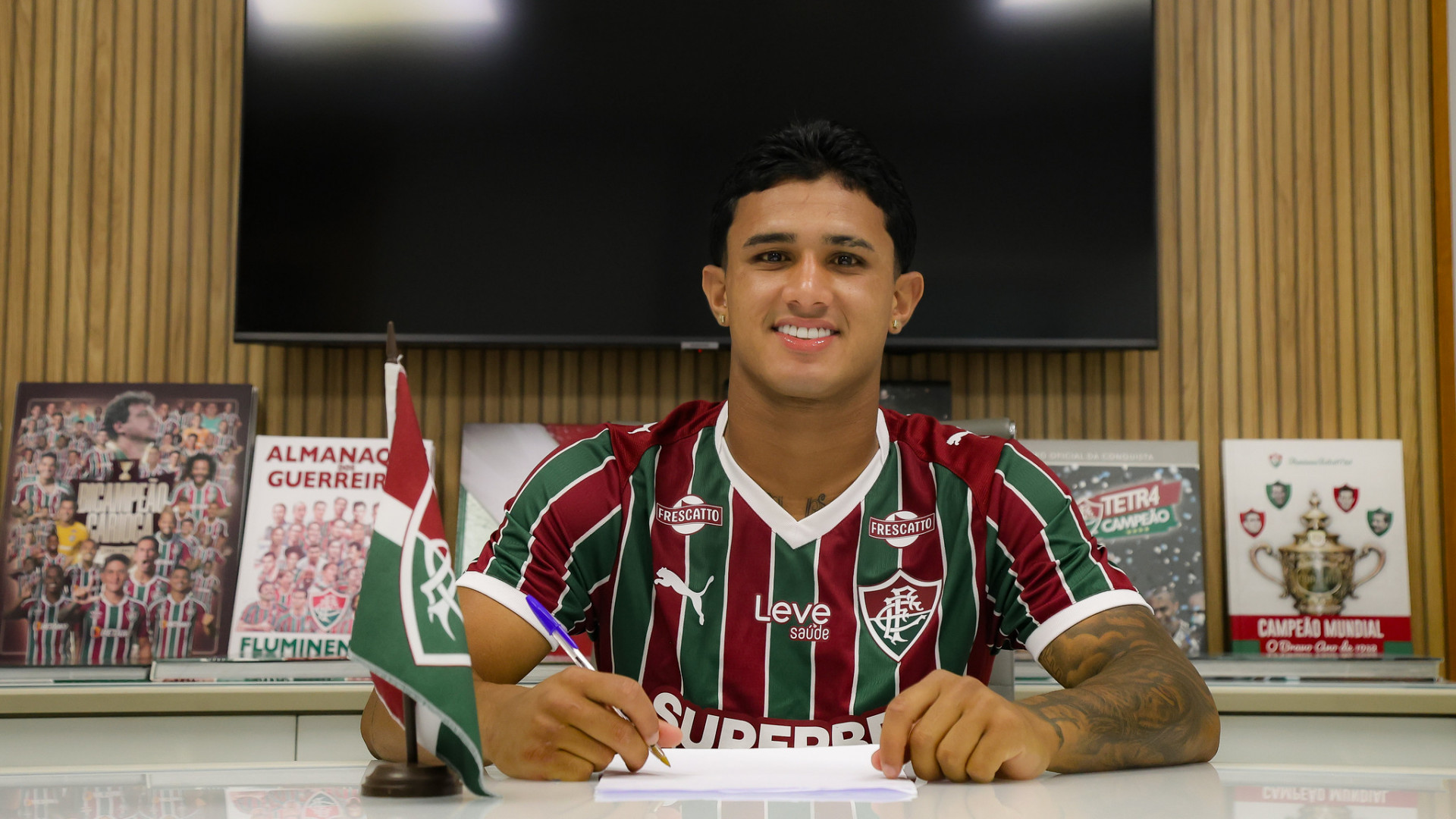 Joia comemora renovação com o Fluminense: 'É um sonho de pequeno'