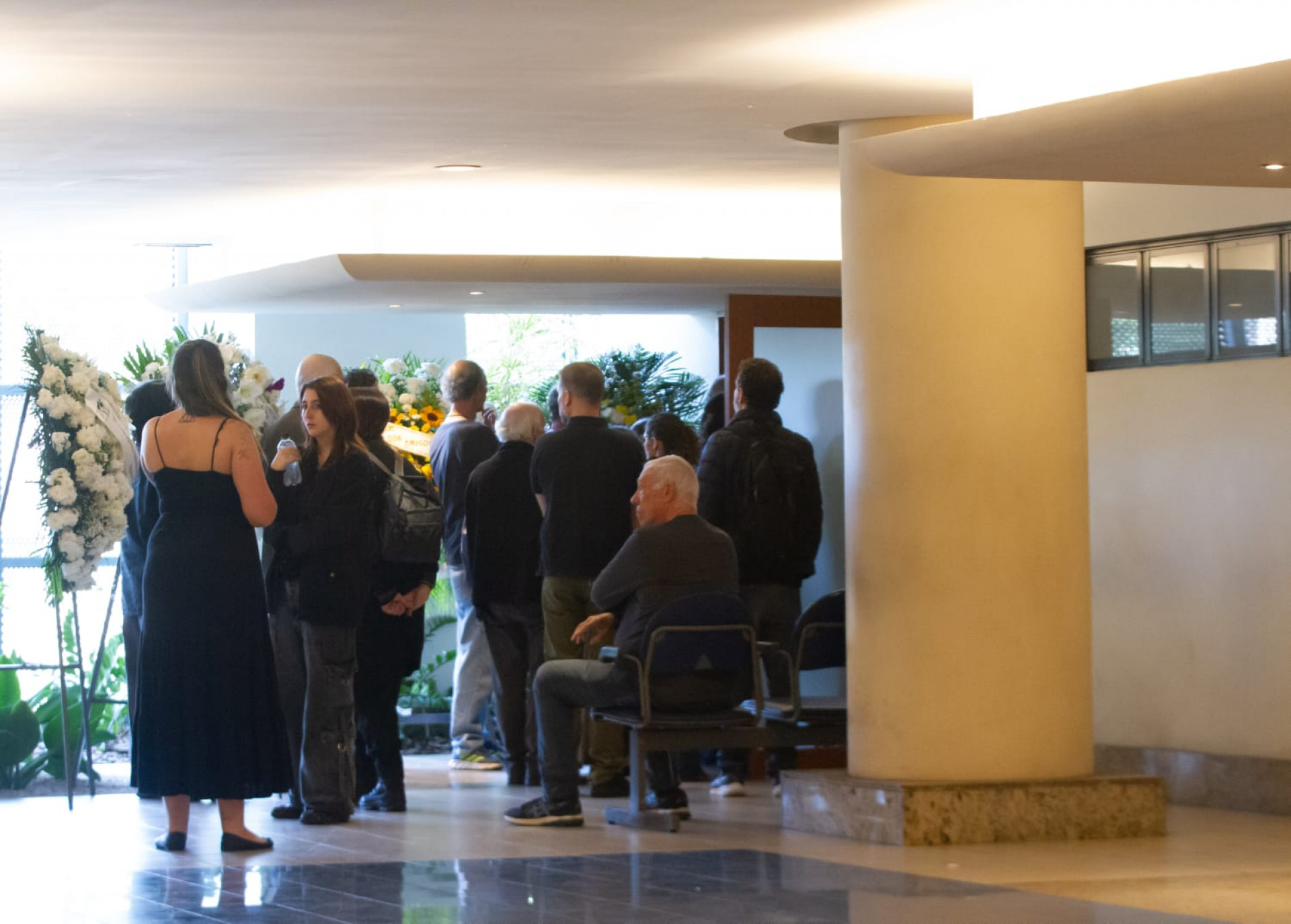 Familiares e amigos se despediram de Edward Boggiss no Cemitério Memorial do Carmo - Érica Martin / Agência O Dia