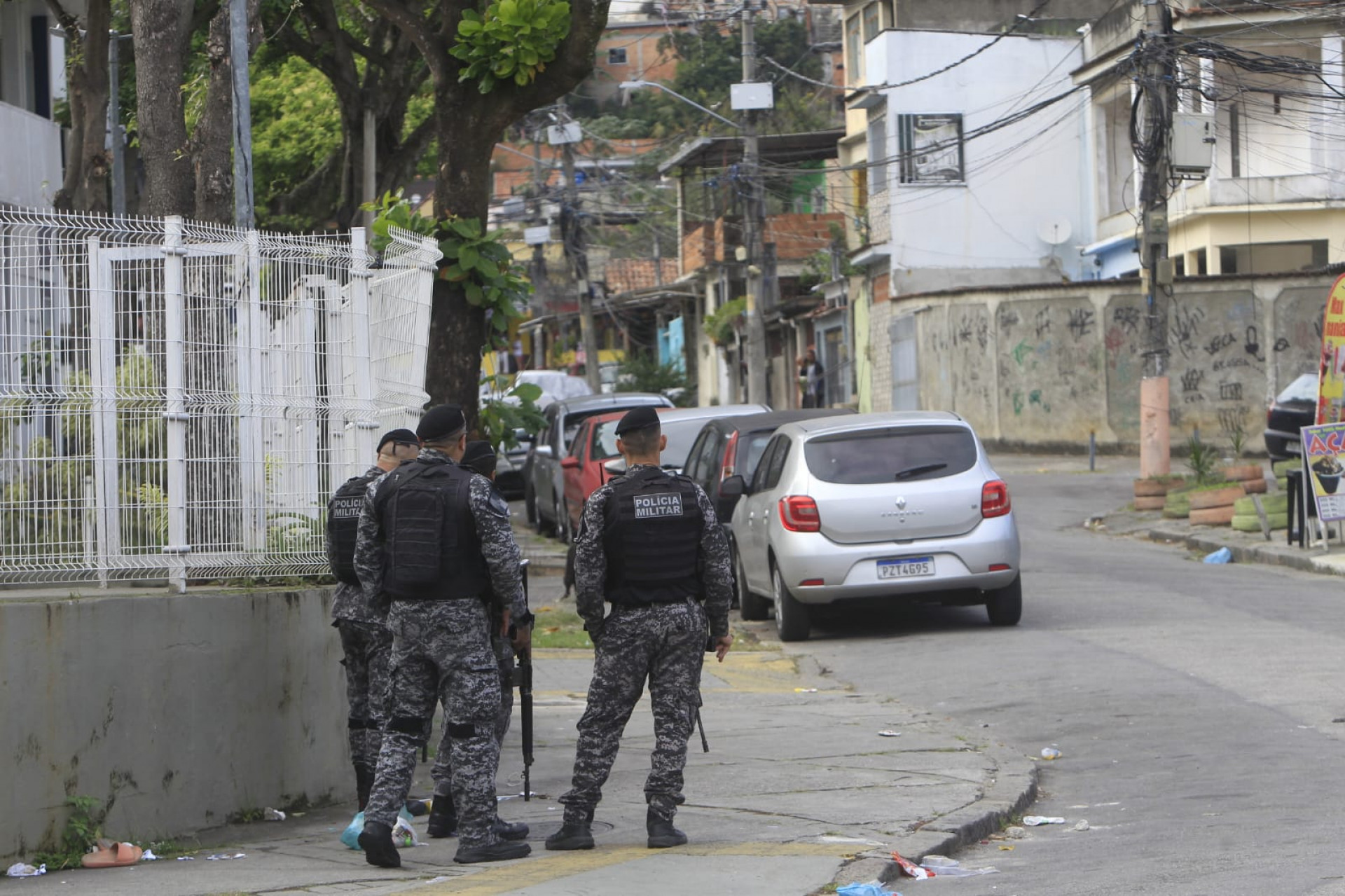 Pol&iacute;cia Militar mira opera&ccedil;&atilde;o contra cobran&ccedil;a ilegal de servi&ccedil;os em Realengo - Reginaldo Pimenta / Agência O DIA