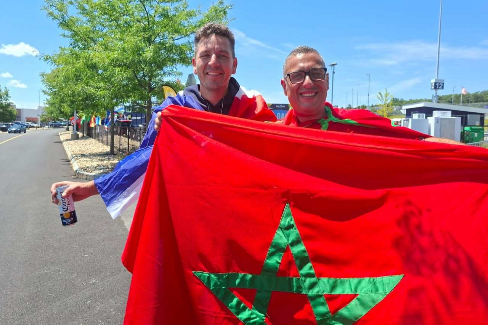 Franceses e marroquinos curtem pr&eacute;-jogo em harmonia em Boston