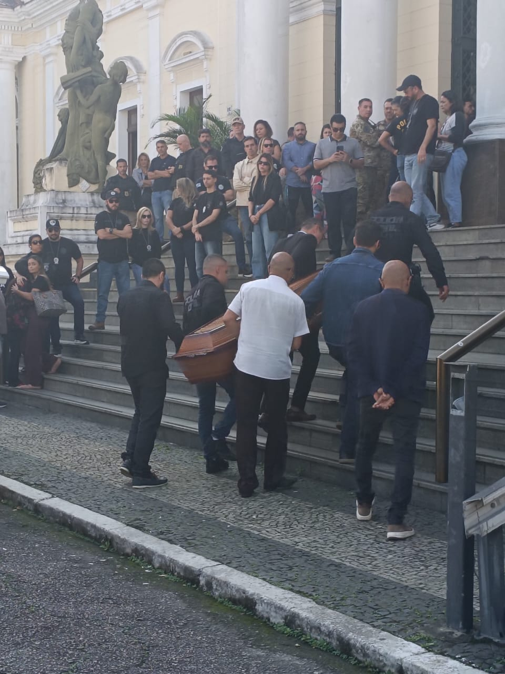 Familiares, amigos e colegas de farda se despedem de Carlos Alberto Freire Neto na Câmara Municipal de Niterói - Leonardo Brito / Agência O DIA
