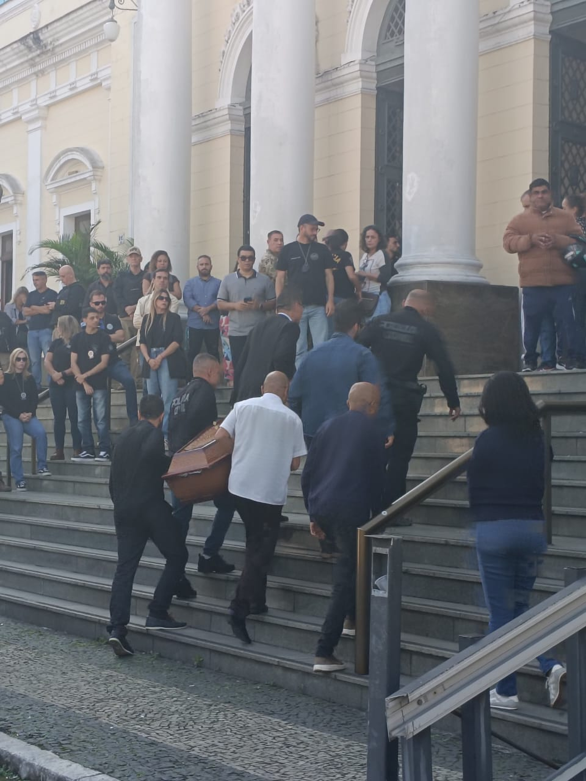 Familiares, amigos e colegas de farda se despedem de Carlos Alberto Freire Neto na Câmara Municipal de Niterói - Leonardo Brito / Agência O DIA