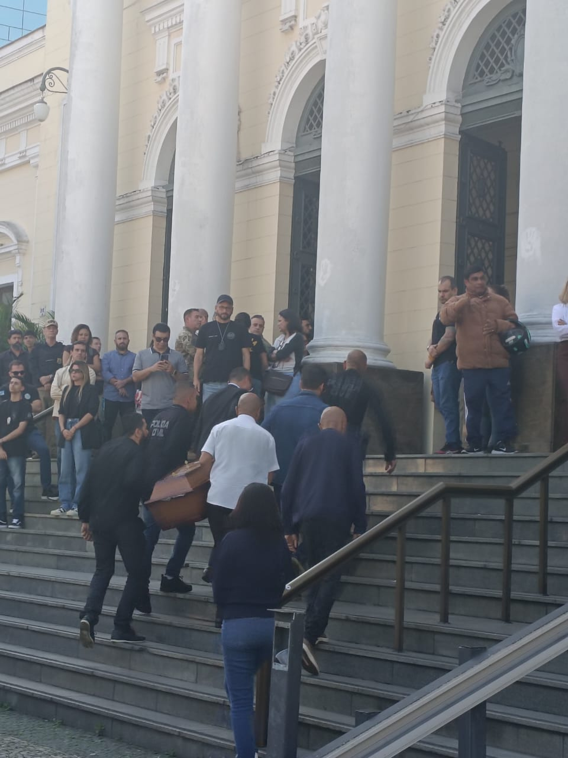 Familiares, amigos e colegas de farda se despedem de Carlos Alberto Freire Neto na Câmara Municipal de Niterói - Leonardo Brito / Agência O DIA