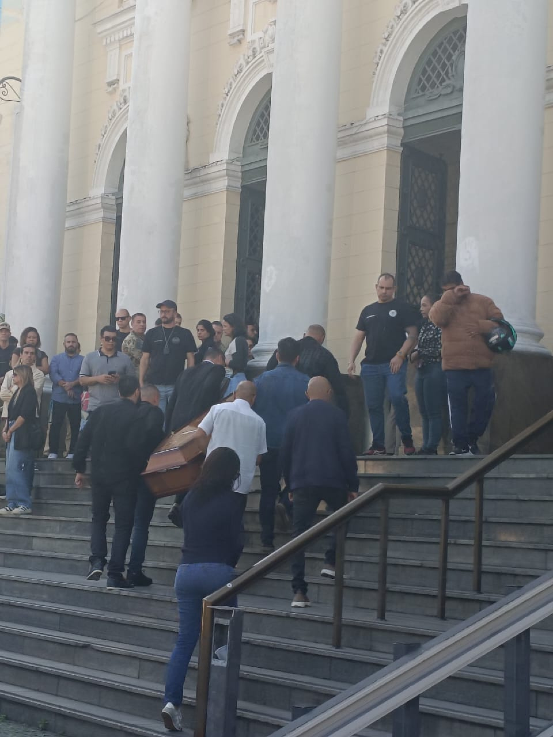 Familiares, amigos e colegas de farda se despedem de Carlos Alberto Freire Neto na Câmara Municipal de Niterói - Leonardo Brito / Agência O DIA