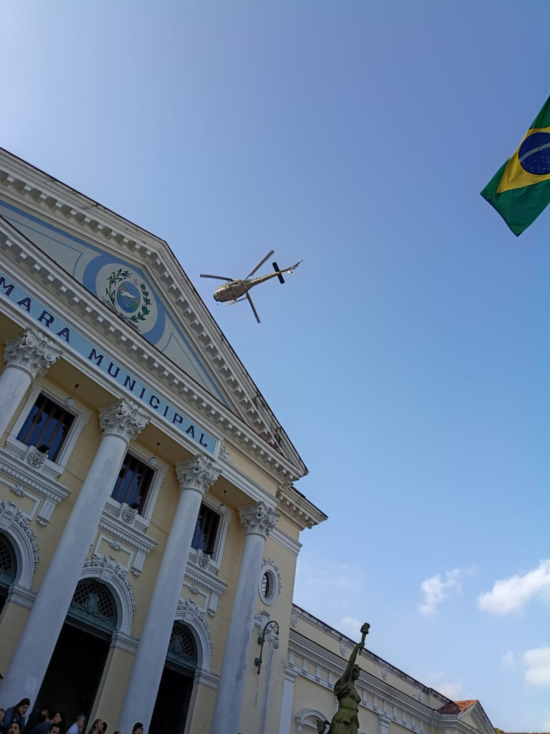 Helicóptero da Polícia Civil sobrevoou a Câmara Municipal de Niterói, local onde acontecia o velório - Leonardo Brito / Agência O DIA