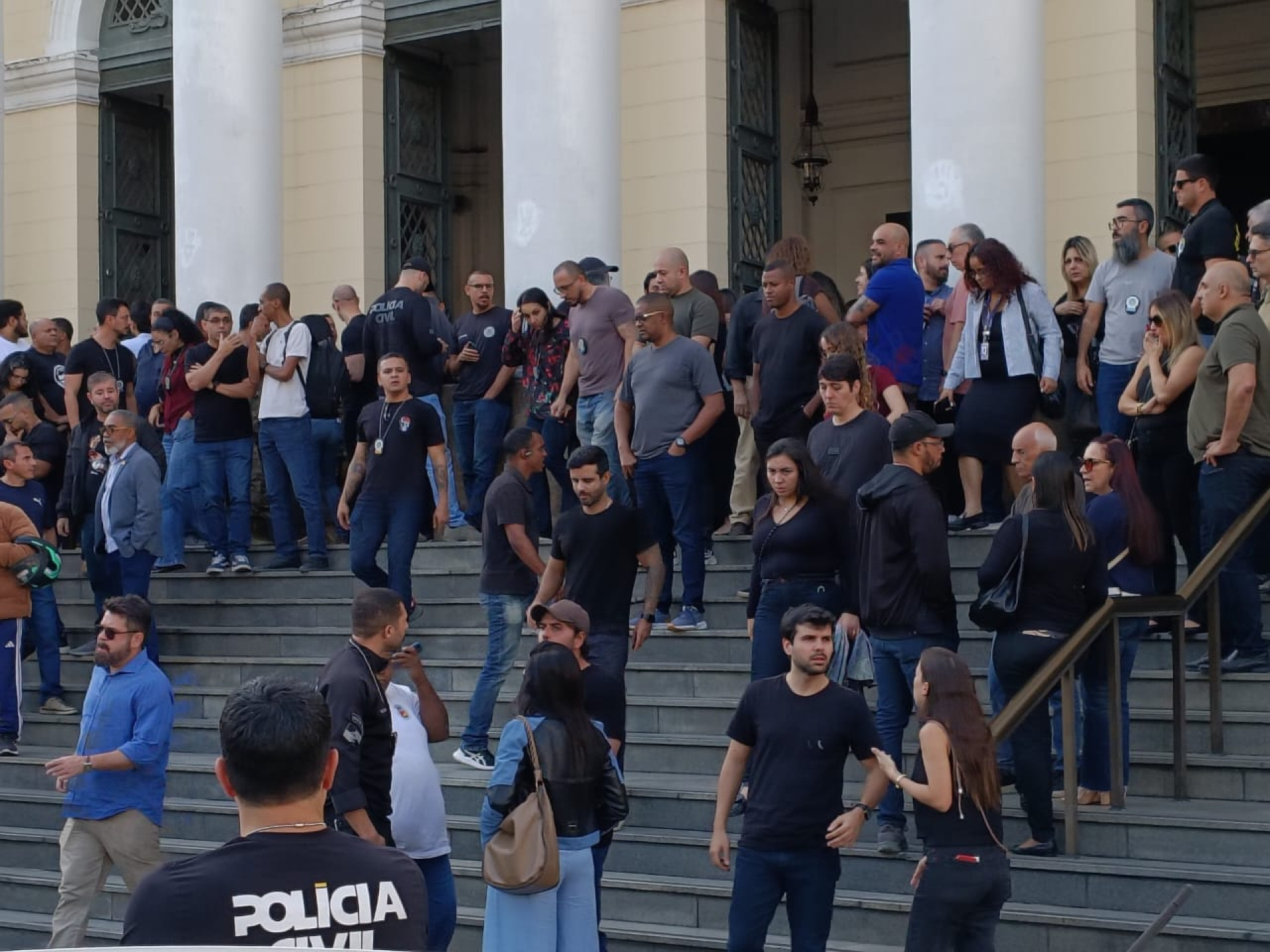 Familiares, amigos e colegas de farda se despedem de Carlos Alberto Freire Neto na Câmara Municipal de Niterói - Leonardo Brito / Agência O DIA