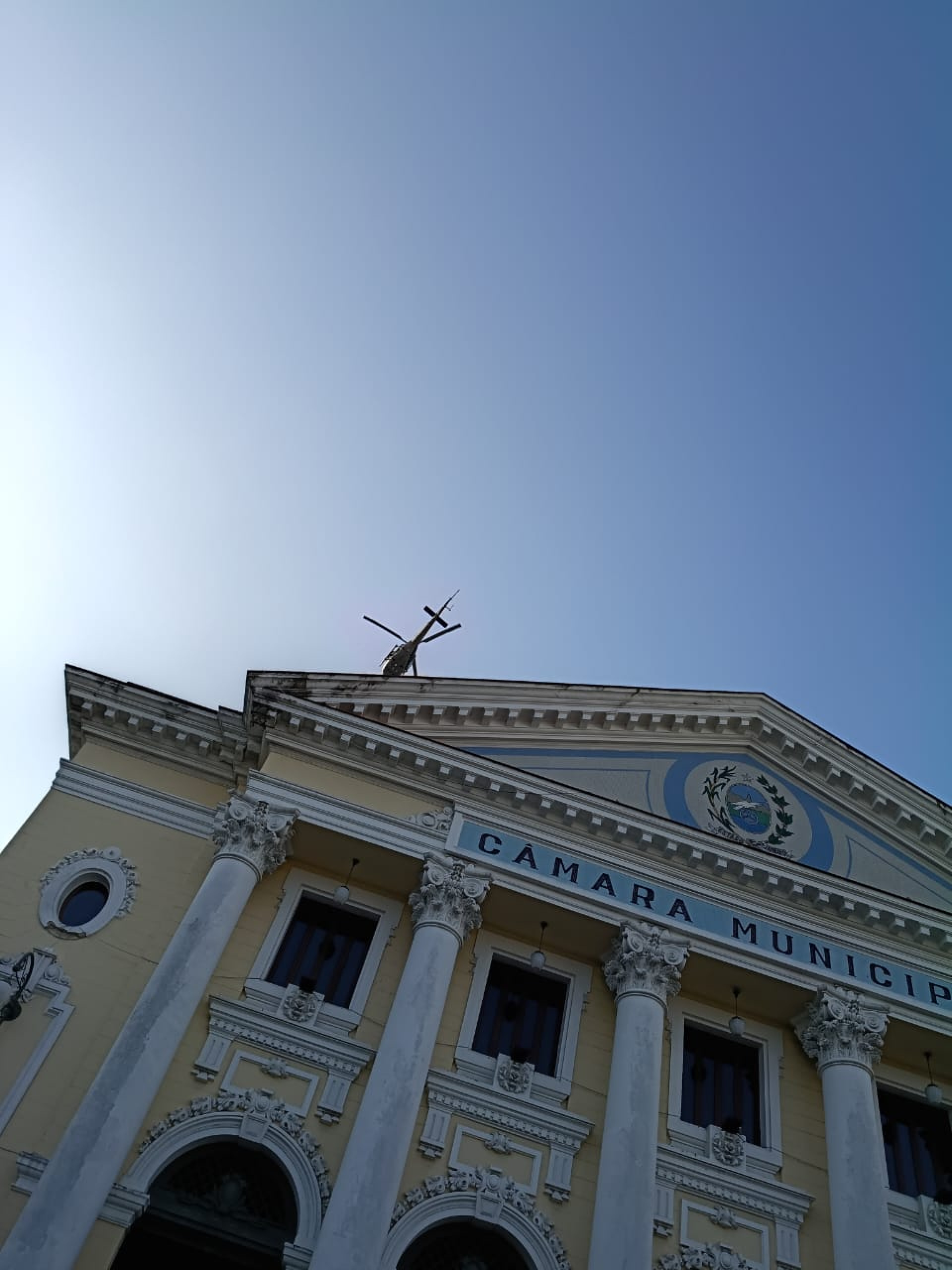 Helicóptero da Polícia Civil sobrevoou a Câmara Municipal de Niterói, local onde acontecia o velório - Leonardo Brito / Agência O DIA