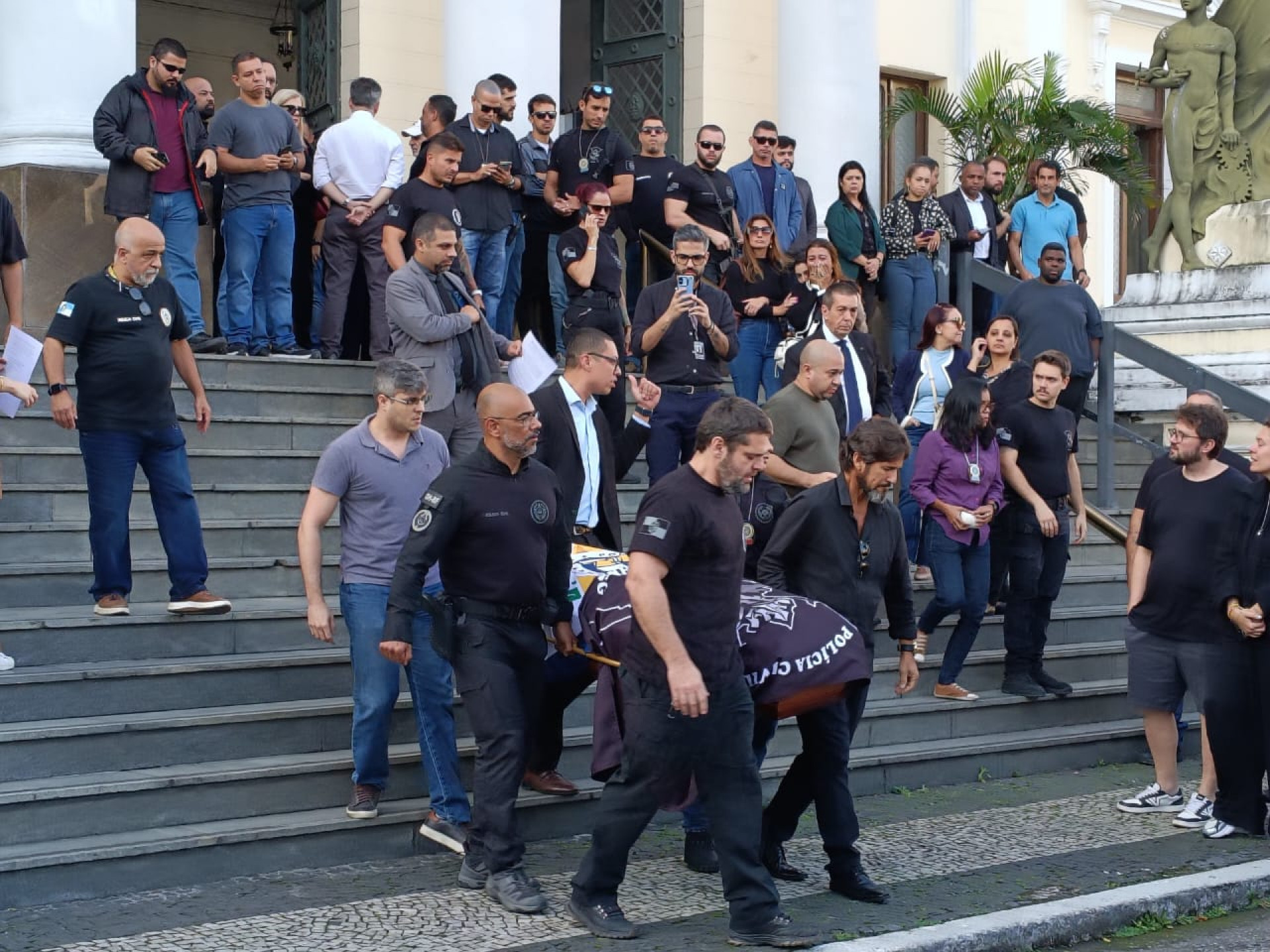 Colegas de farda carregaram o caixão do inspetor de Polícia Civil Carlos Alberto Freire Neto - Leonardo Brito / Agência O DIA