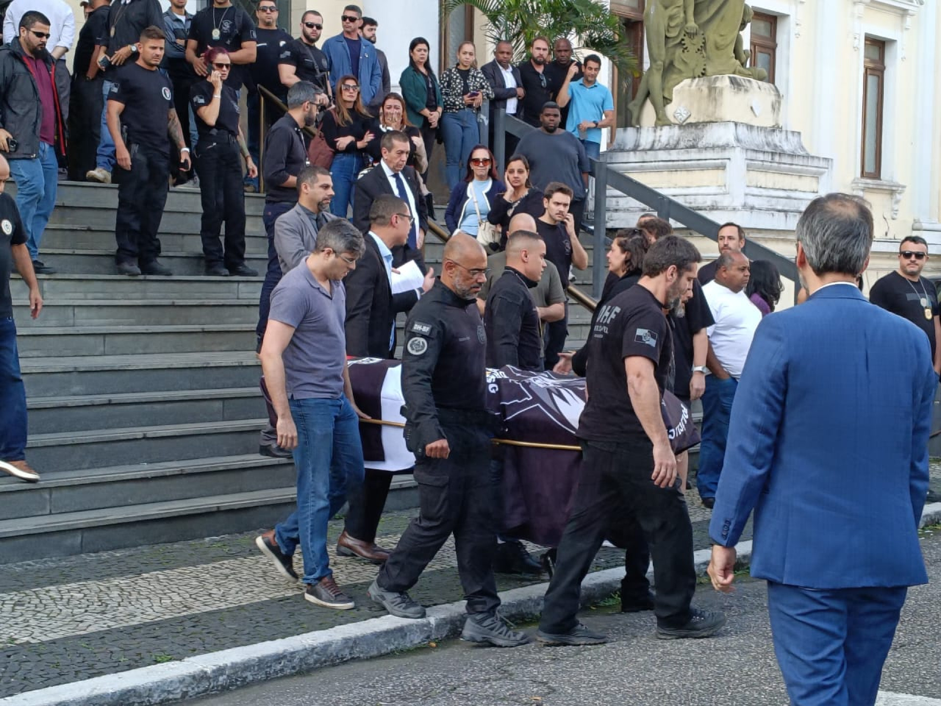 Colegas de farda carregaram o caixão do inspetor de Polícia Civil Carlos Alberto Freire Neto - Leonardo Brito / Agência O DIA