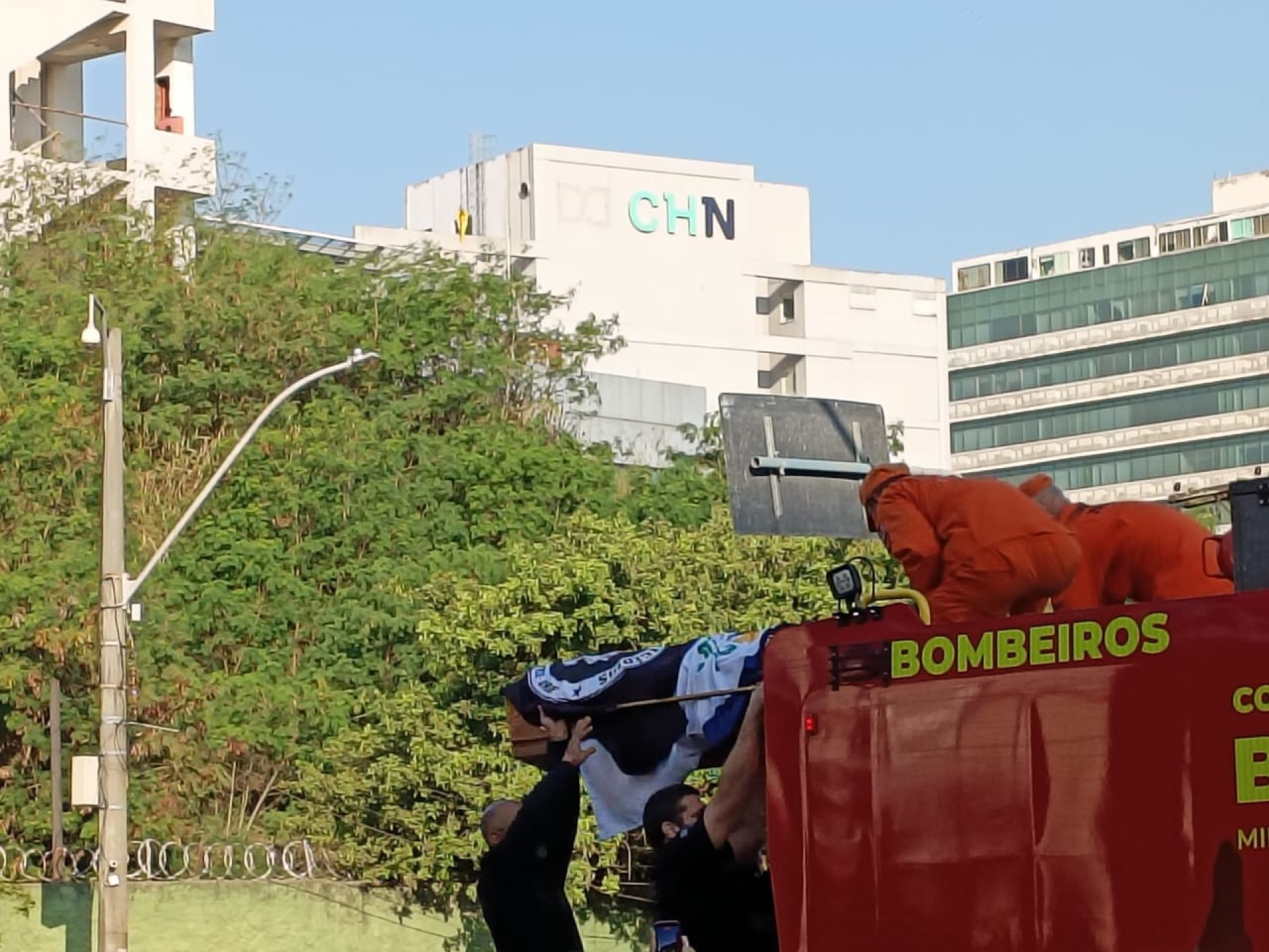 Caixão de Carlos Alberto Freire Neto saiu em cortejo no caminhão do Corpo de Bombeiros - Leonardo Brito / Agência O DIA