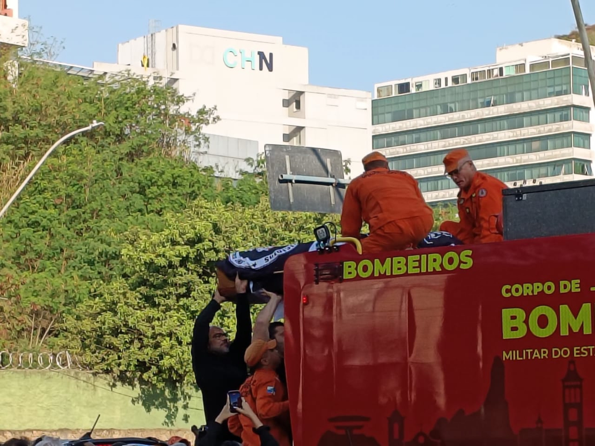 Caixão de Carlos Alberto Freire Neto saiu em cortejo no caminhão do Corpo de Bombeiros - Leonardo Brito / Agência O DIA