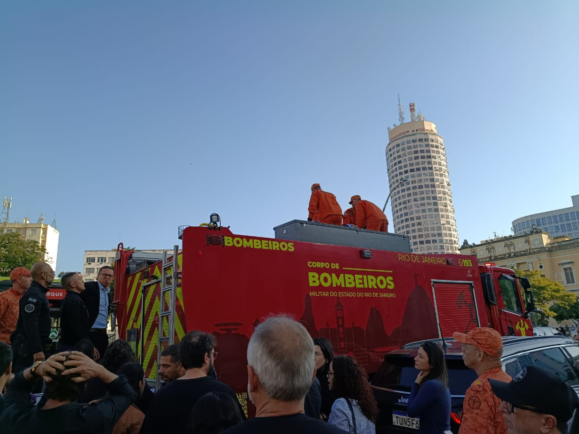 Caixão de Carlos Alberto Freire Neto saiu em cortejo no caminhão do Corpo de Bombeiros - Leonardo Brito / Agência O DIA