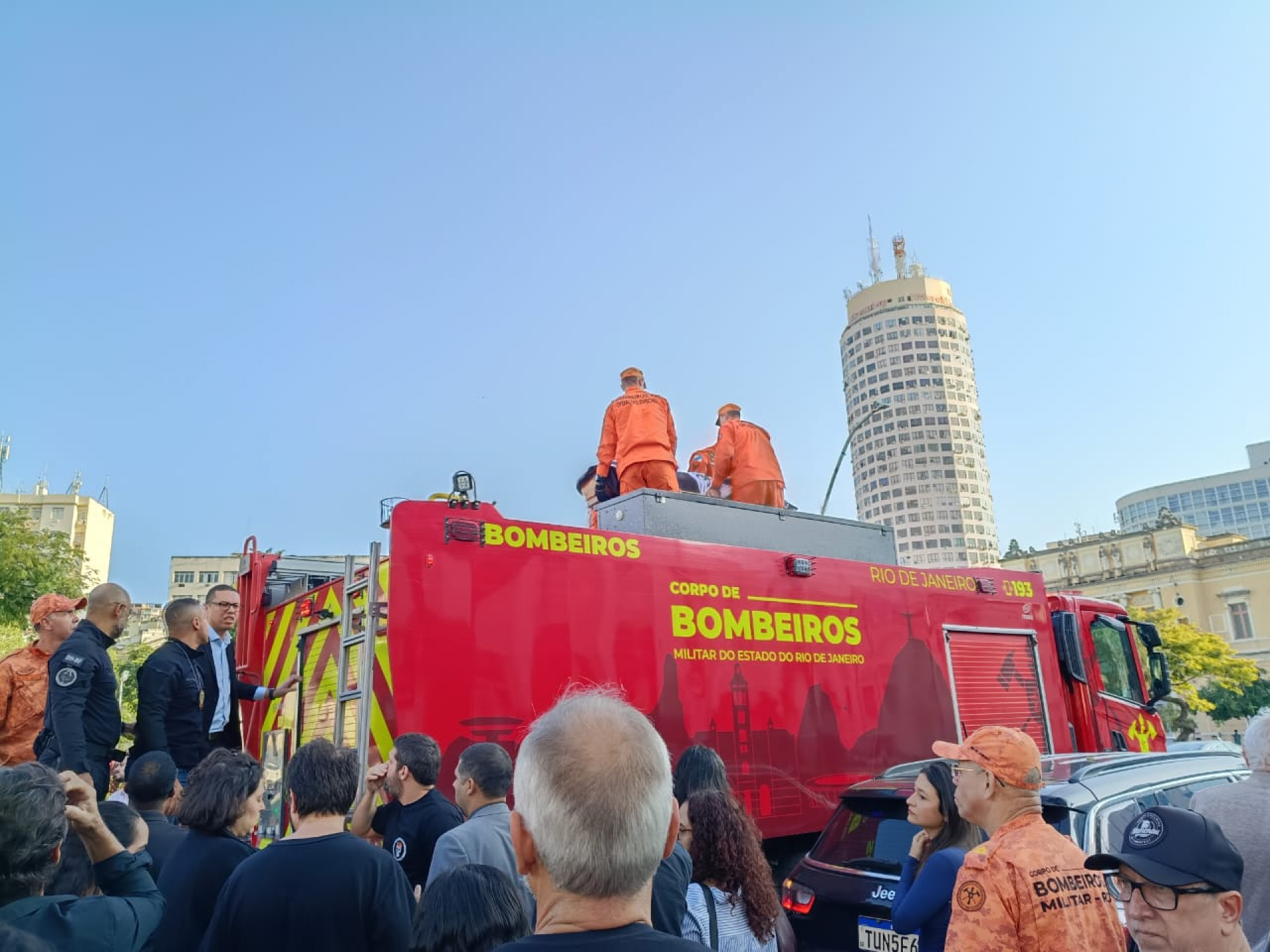 Caixão de Carlos Alberto Freire Neto saiu em cortejo no caminhão do Corpo de Bombeiros - Leonardo Brito / Agência O DIA