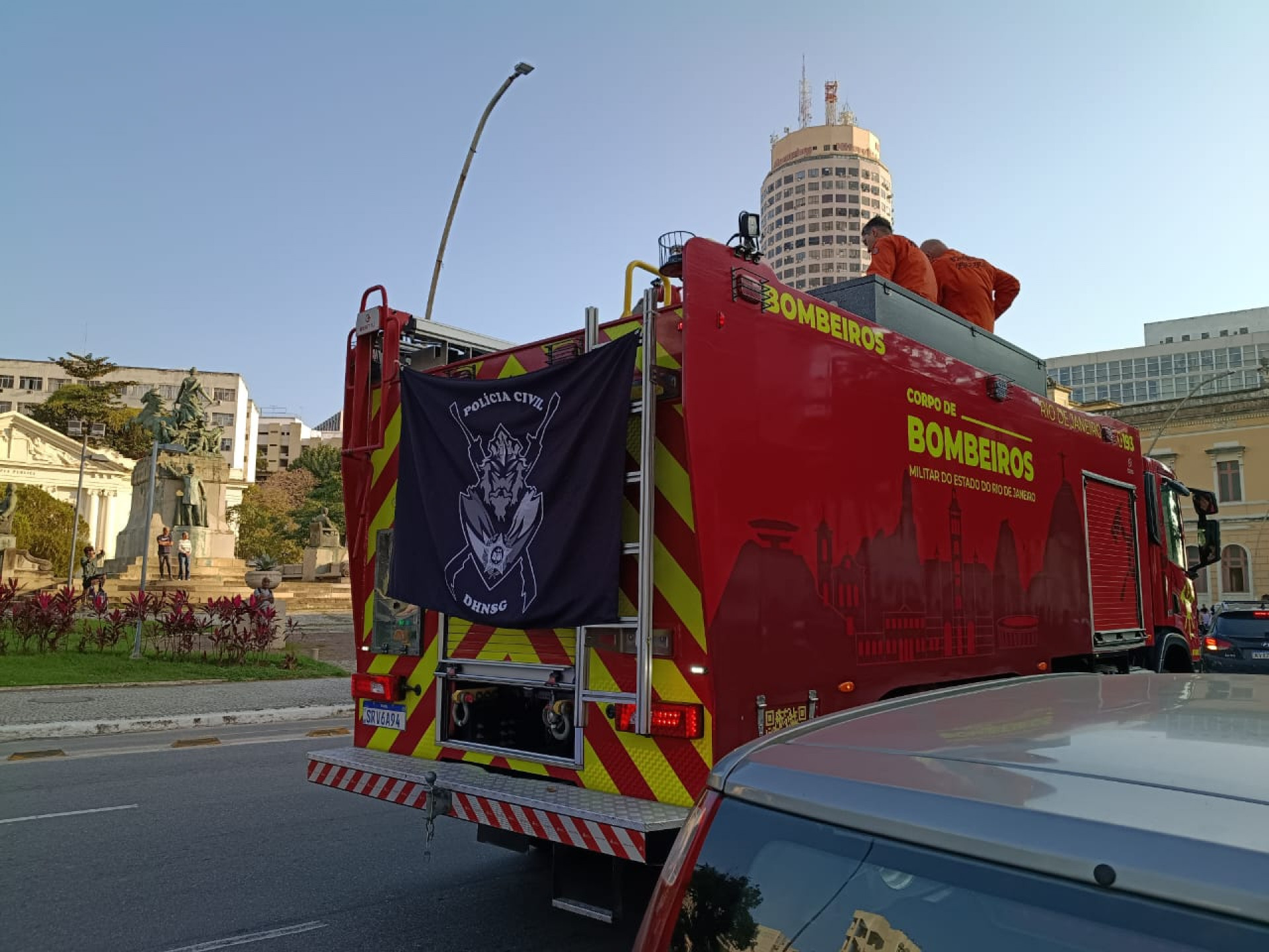 Caixão de Carlos Alberto Freire Neto saiu em cortejo no caminhão do Corpo de Bombeiros - Leonardo Brito / Agência O DIA